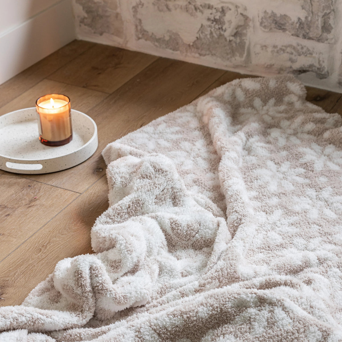 Jeté de lit allongé blanc et beige rougissant à motif marguerite