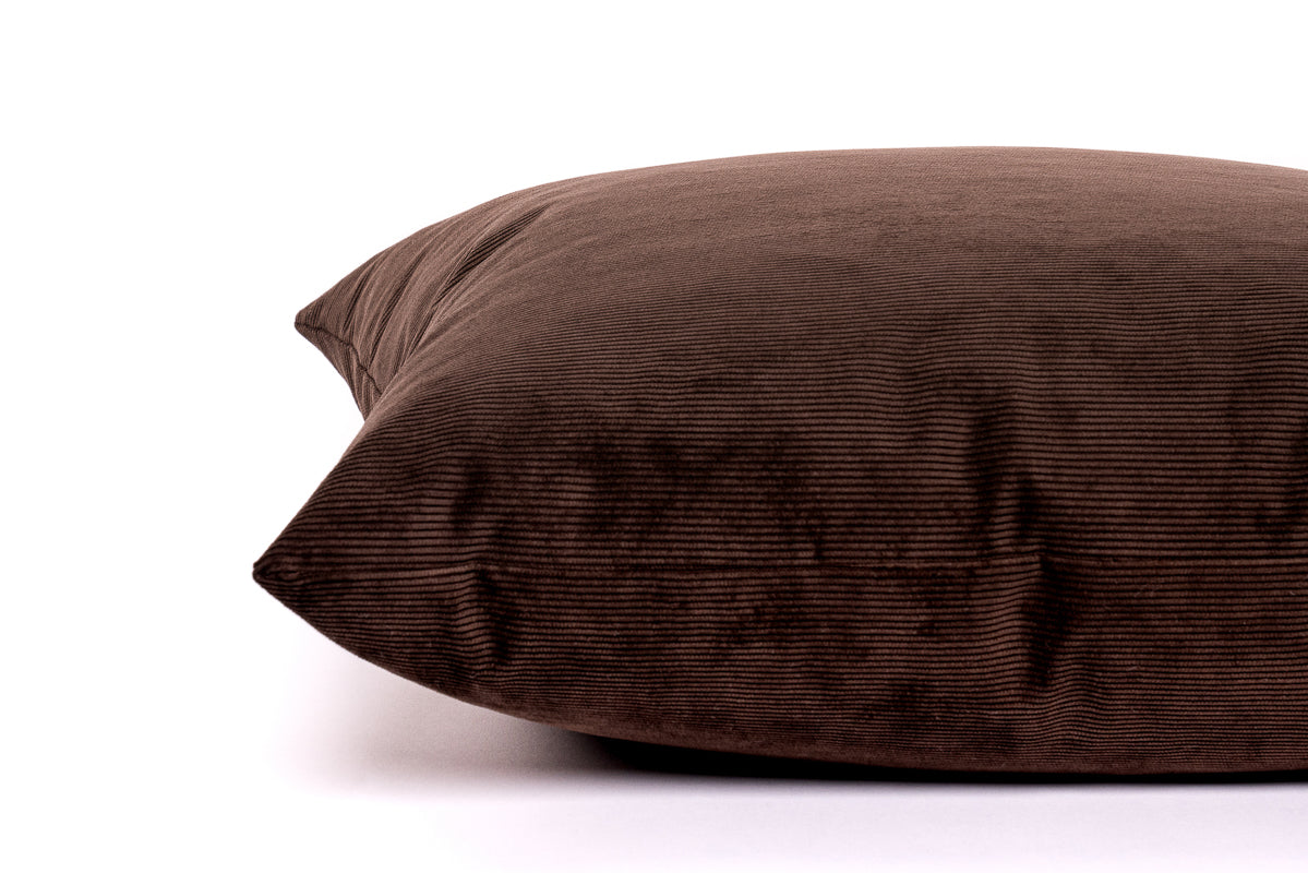 Housse de coussin en velours côtelé couleur chocolat