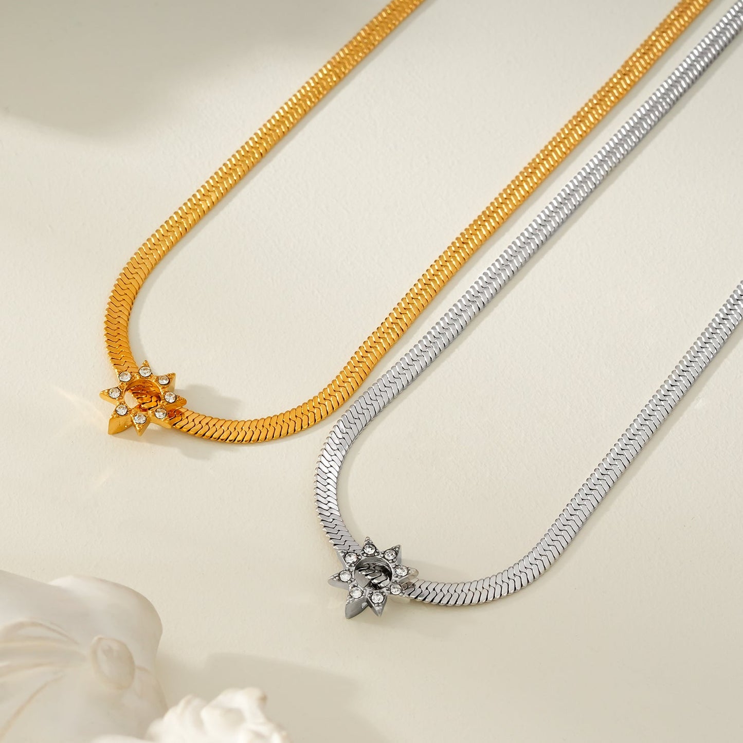 AGULHAS Or : Élégance Céleste - Collier Chaîne Peau de Serpent avec Pendentif Étoile Incrusté de Zirconium