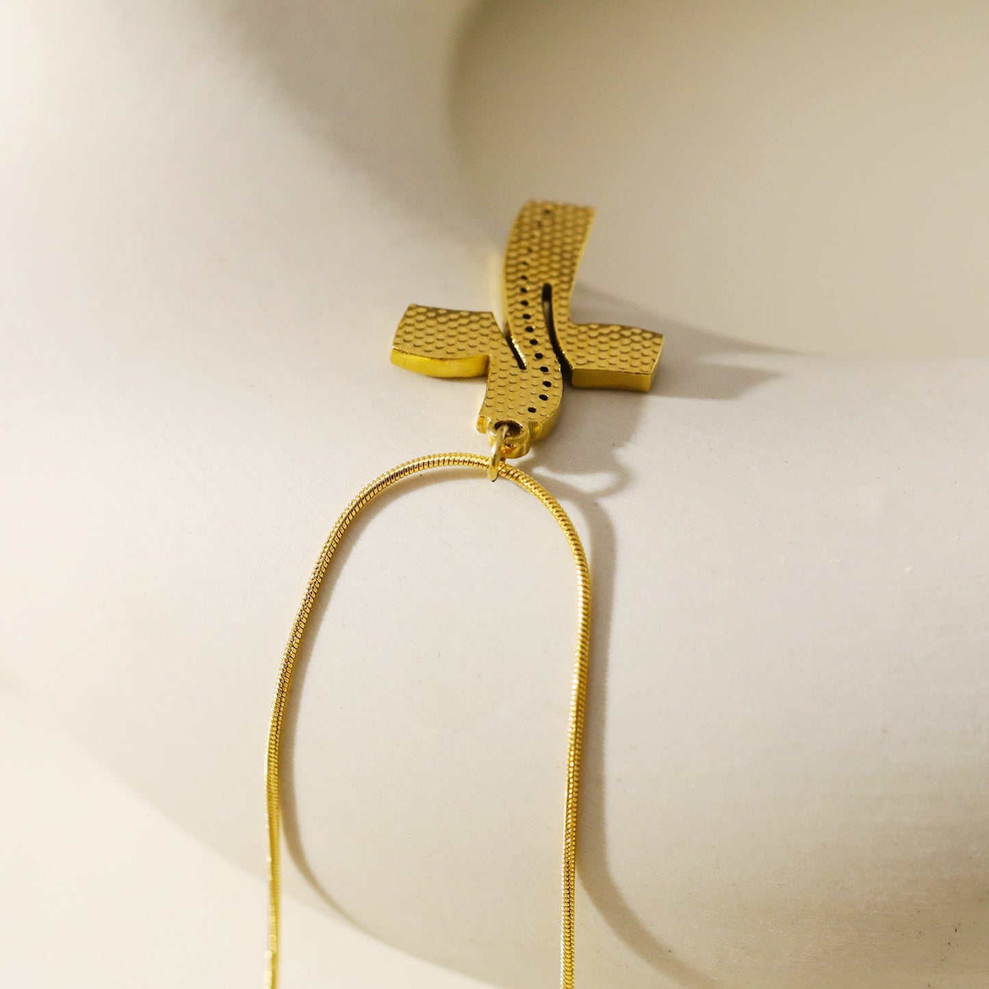 ARCASSA : Pendentif Croix Finition Martelé et Zirconium sur une Mini Chaîne Texturée Peau de Serpent.