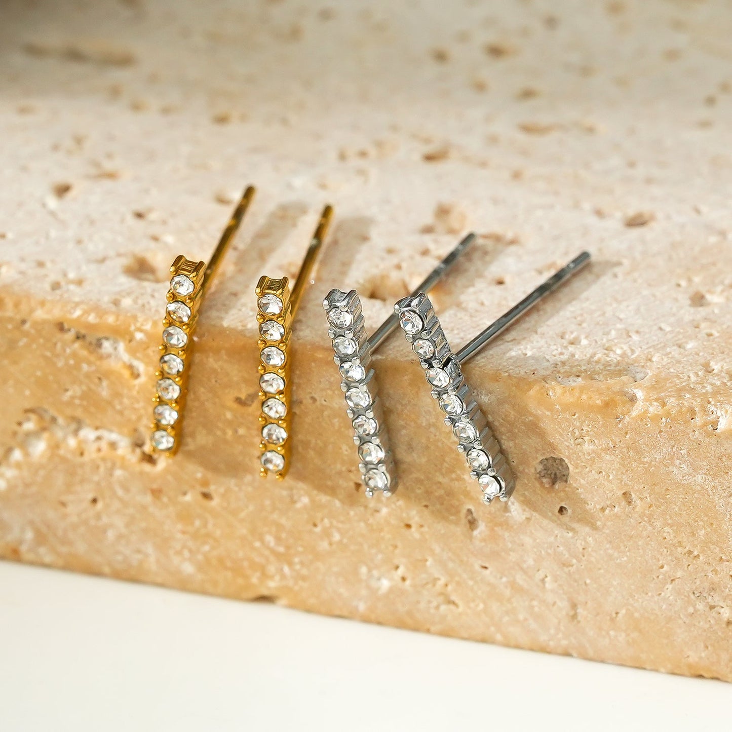 BIHAR : Puces d'oreilles minimalistes en forme de barre, pavées de zirconiums, en or blanc (tonalité argent)