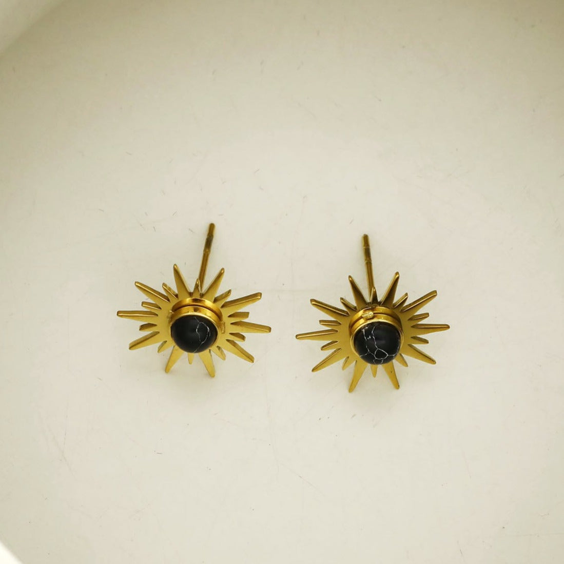 SOLE BLACK : Boucles d'oreilles clous en pierre naturelle symbole soleil