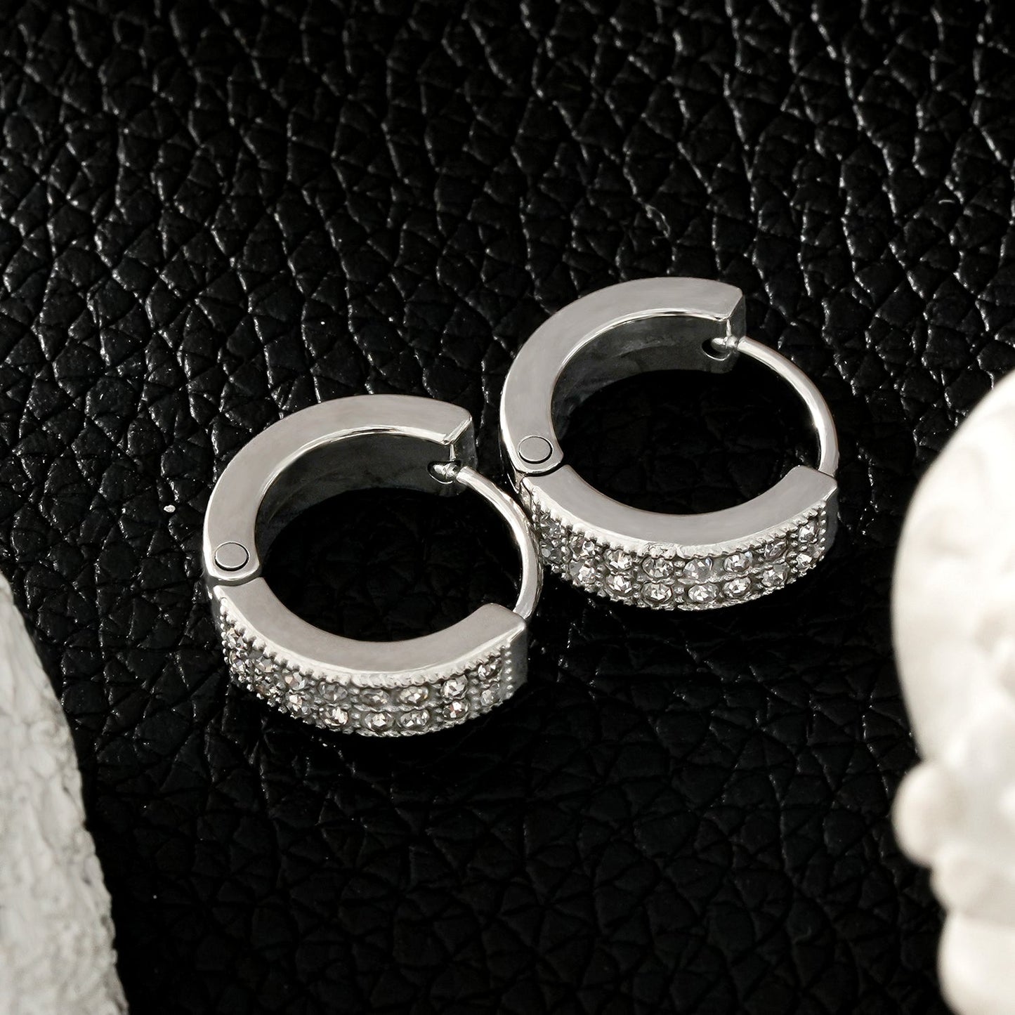 BLOUBERG Or Blanc (ton argent) : Boucles d'oreilles mini créoles double rang pavées de zircons cubiques (CZ)