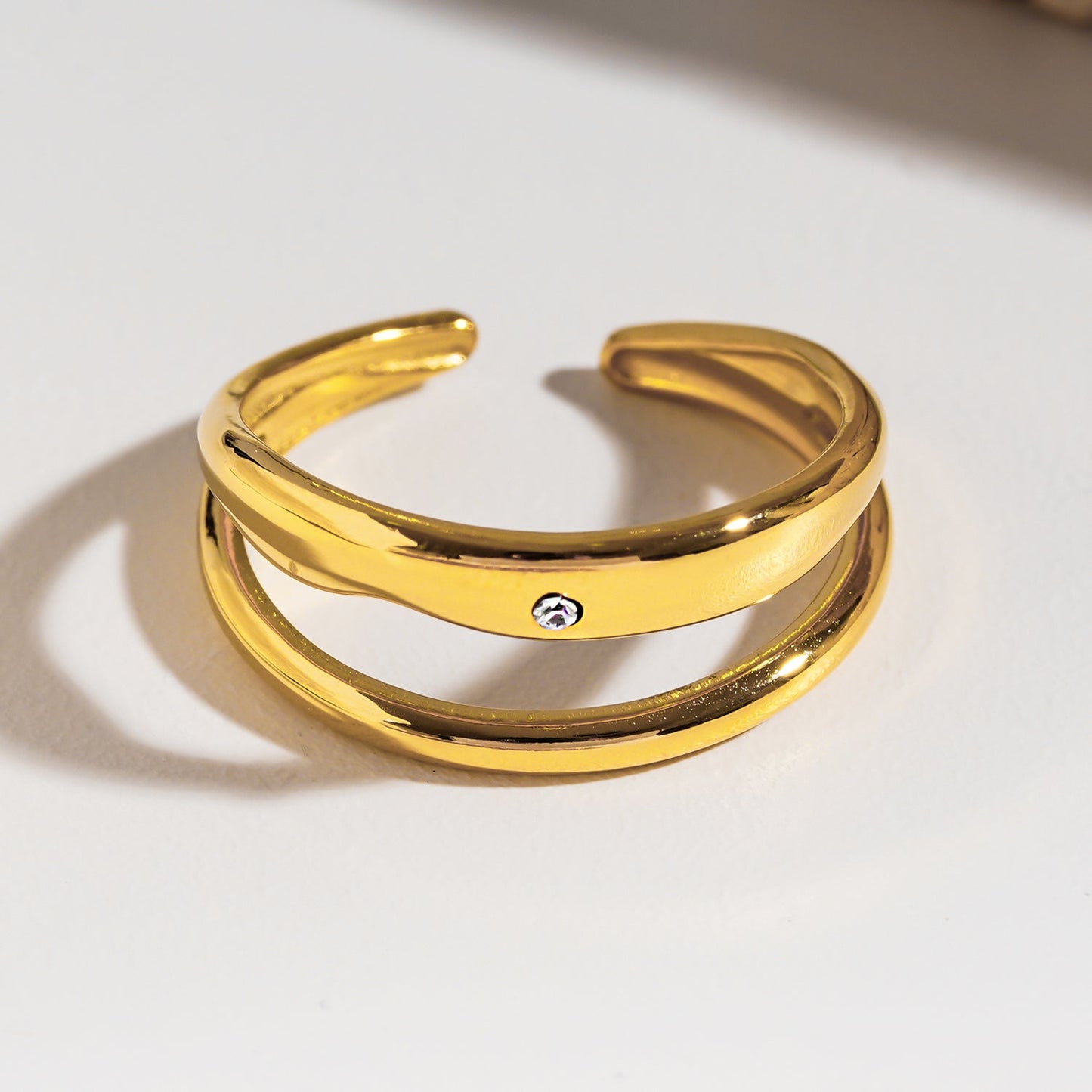 CARMELITA : Bague solitaire double bande minimaliste moderne en zircone (CZ)