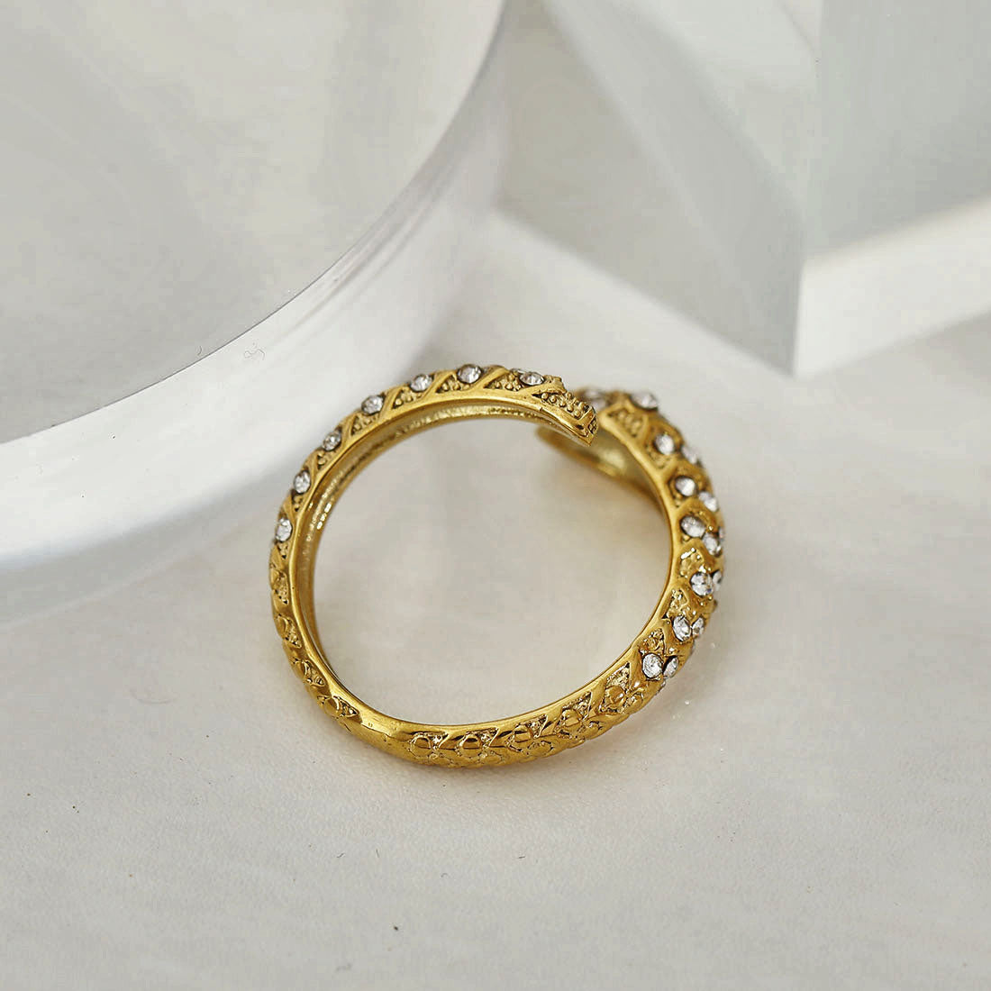 CARMEN Or : Bague serpent antique incrustée d'oxydes de zirconium