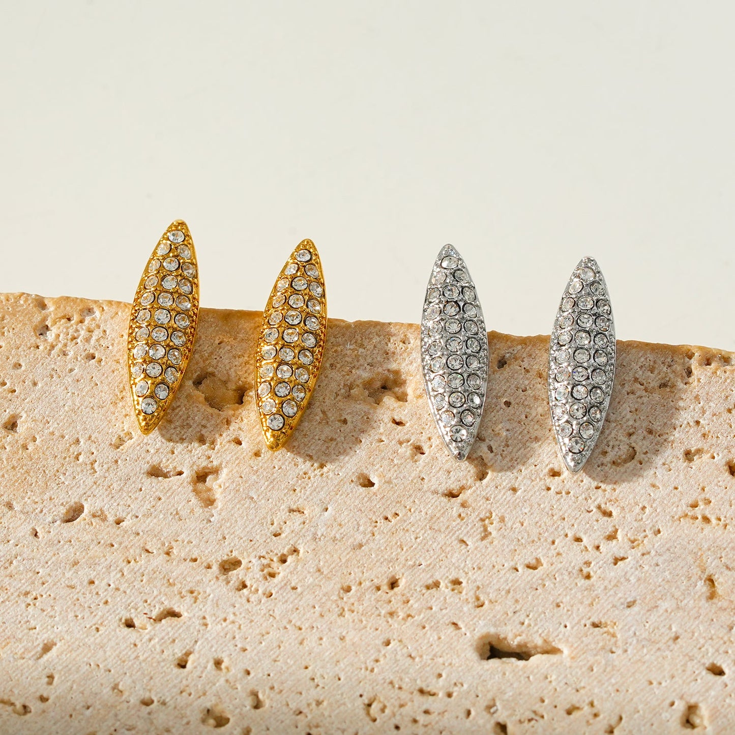Style CHARLESVOIX : Boucles d'oreilles clous ovales minimalistes en pavé de zircone dorée
