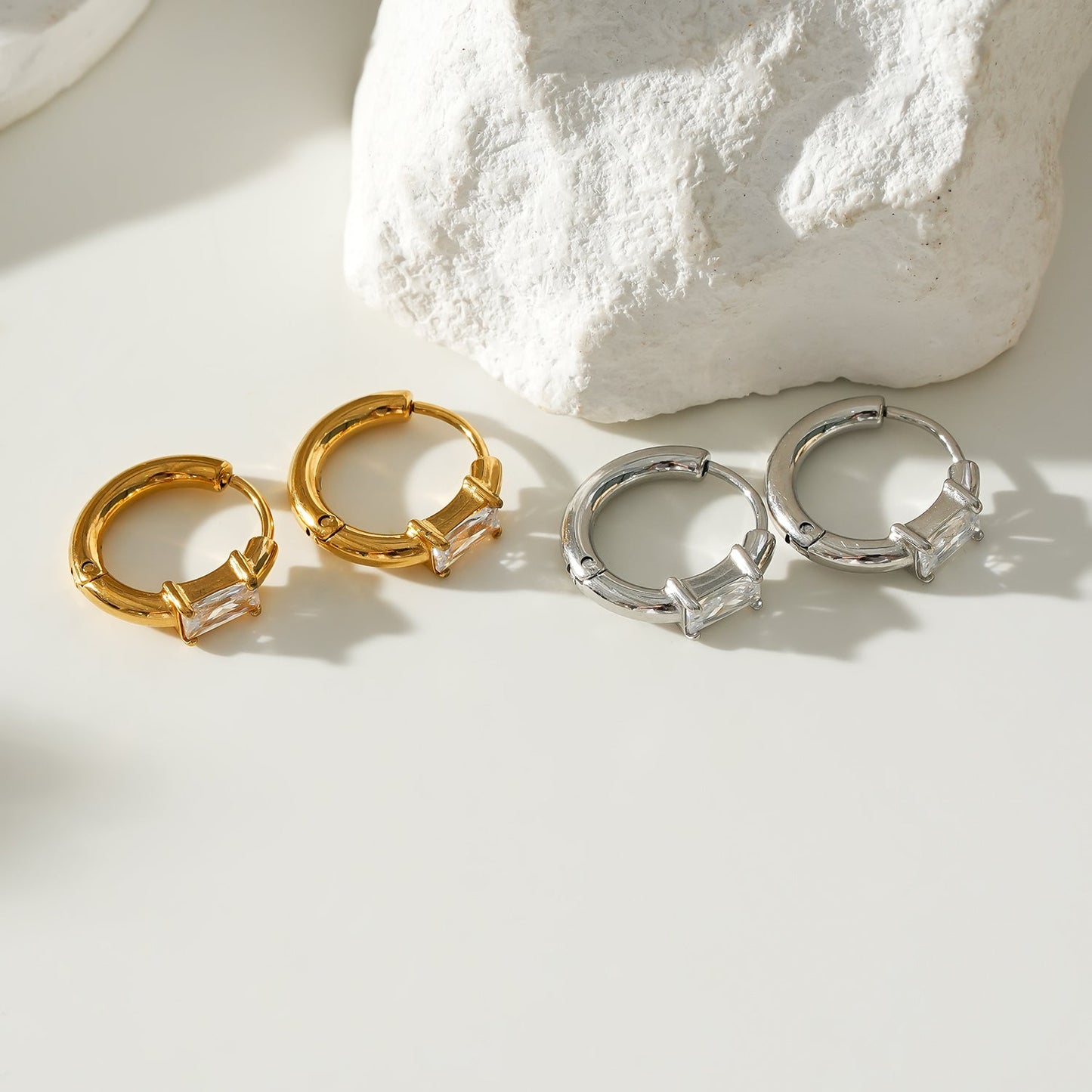Style CONWYN : Créoles Rétro avec Charm en Zircone Transparente Sertie, en Argent.