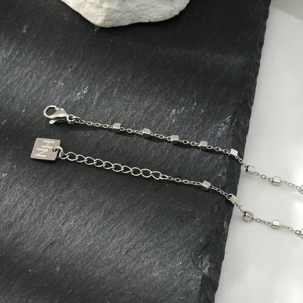 DEMELZA Or Blanc (Ton Argenté) : Bracelet Essentiel Quotidien avec Perles Carrées Délicates