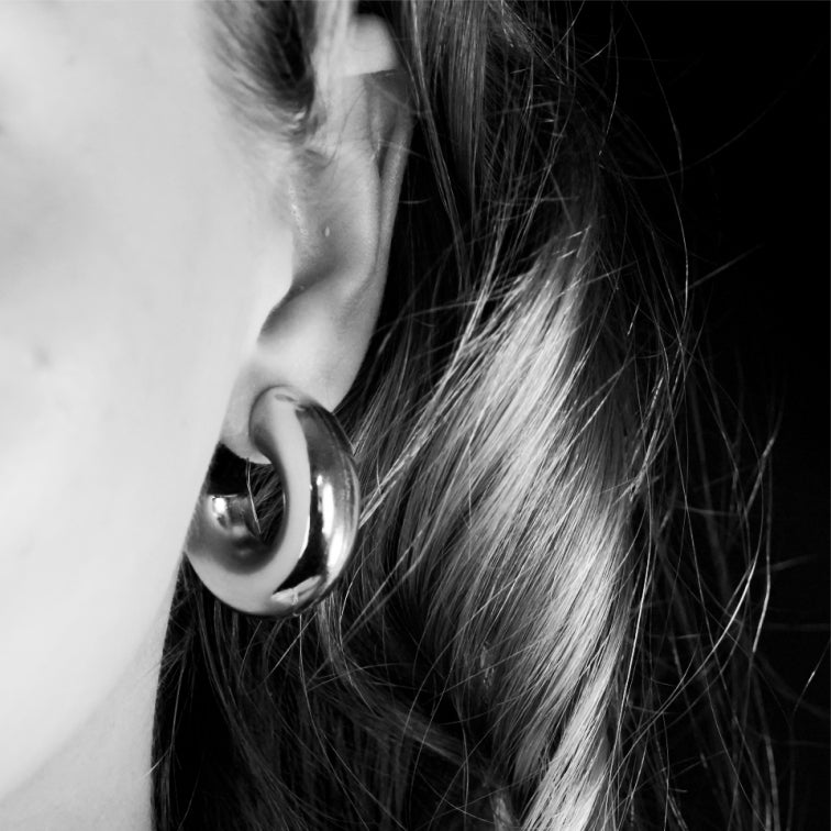 DEMONTE : Boucles d'oreilles créoles tubulaires épaisses et lisses en or blanc rhodié