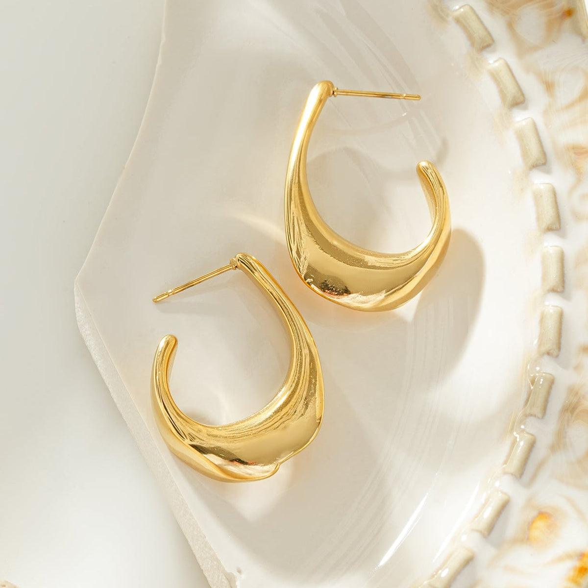 FLIRTA Gold: Vintage Art Deco–Inspired Architectural Hoop Earrings
