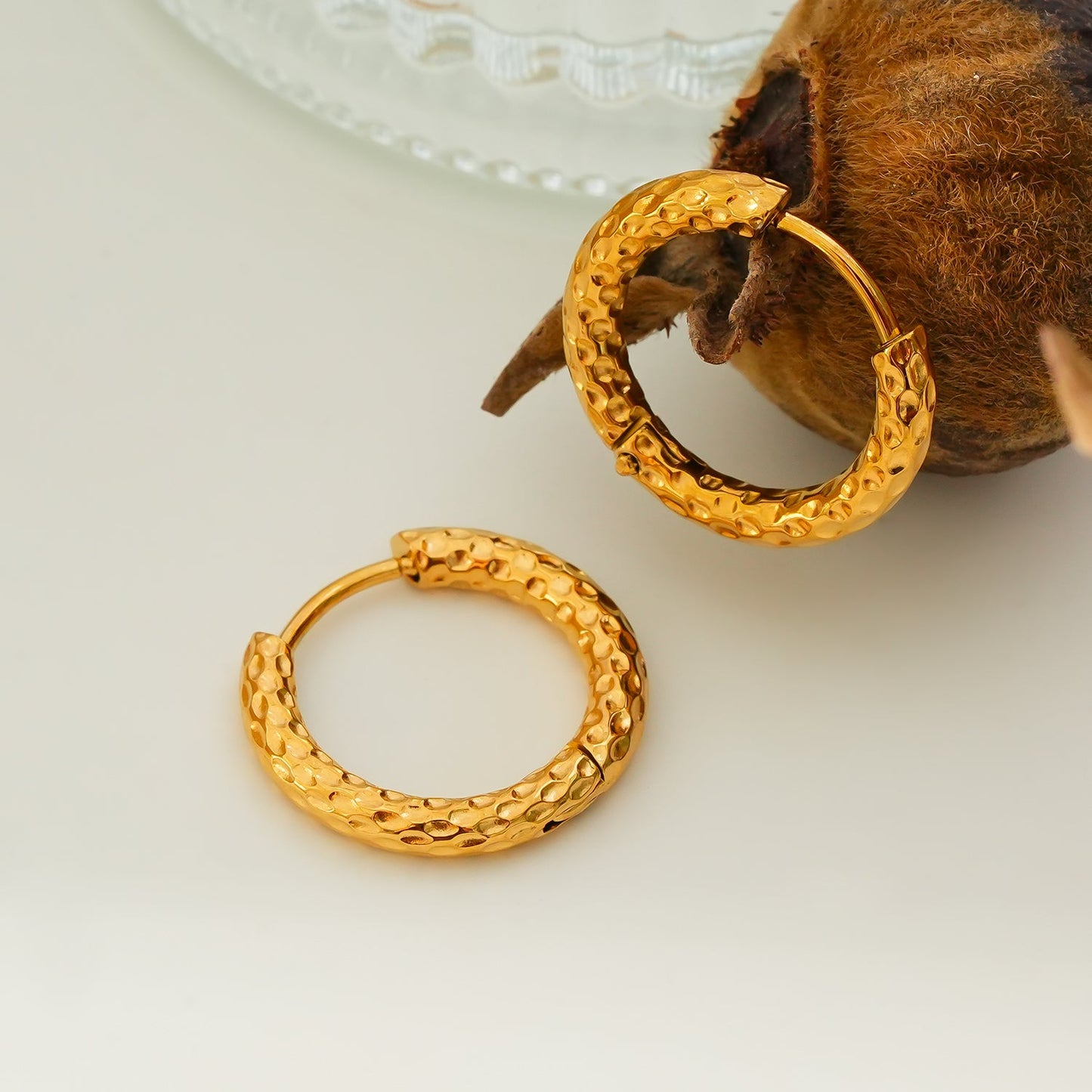 EDGWARE Gold : Boucles d'oreilles créoles martelées décoratives