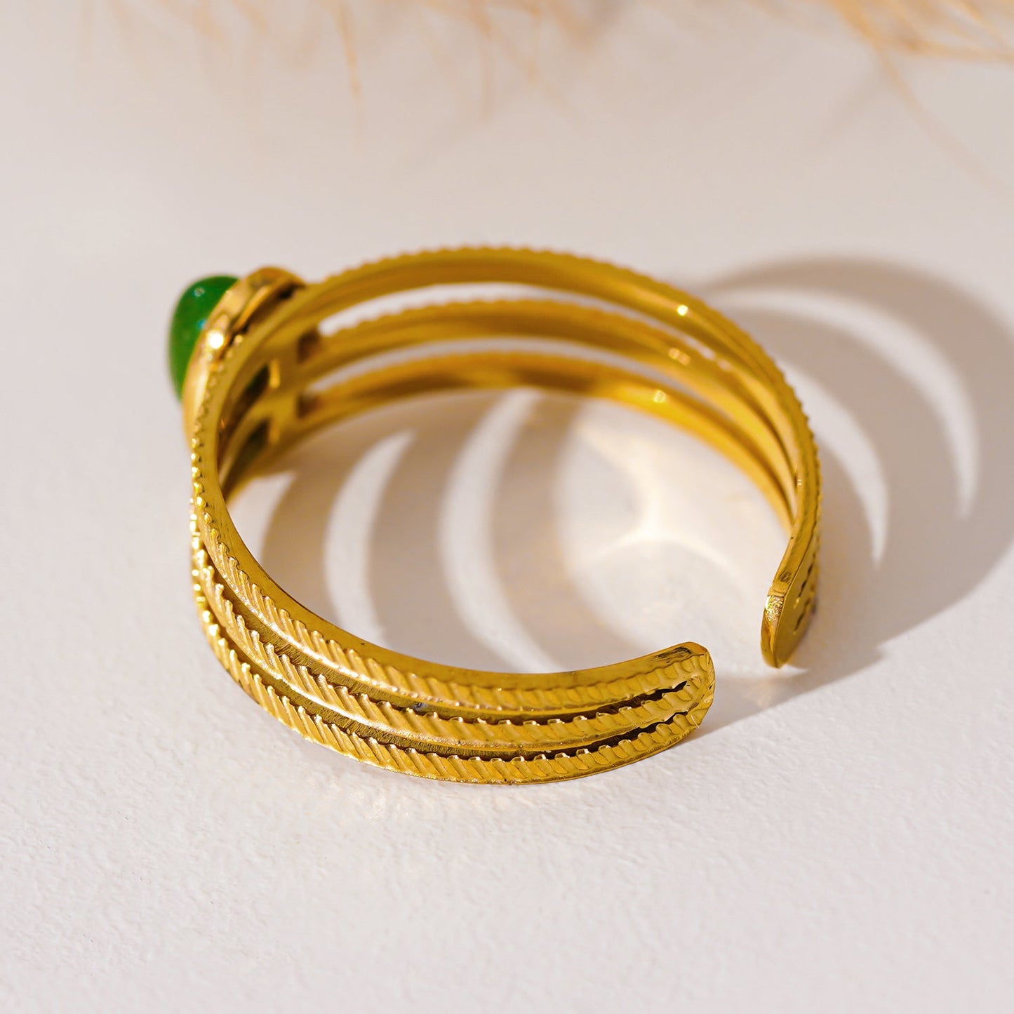 ELMARIE : Bague texturée à triple bande avec pierre centrale en aventurine verte