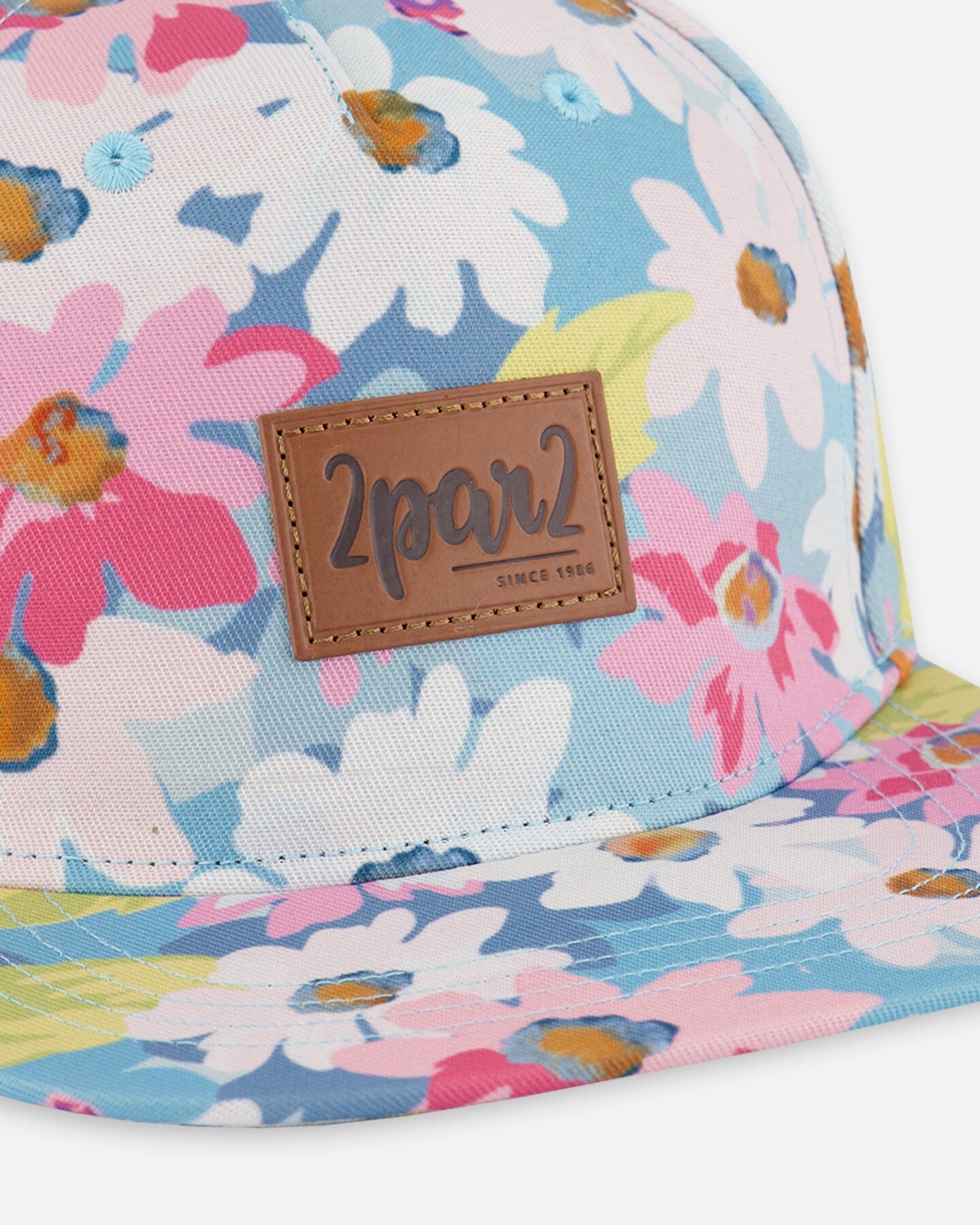 Casquette imprimée fleurs blanches, roses et vertes