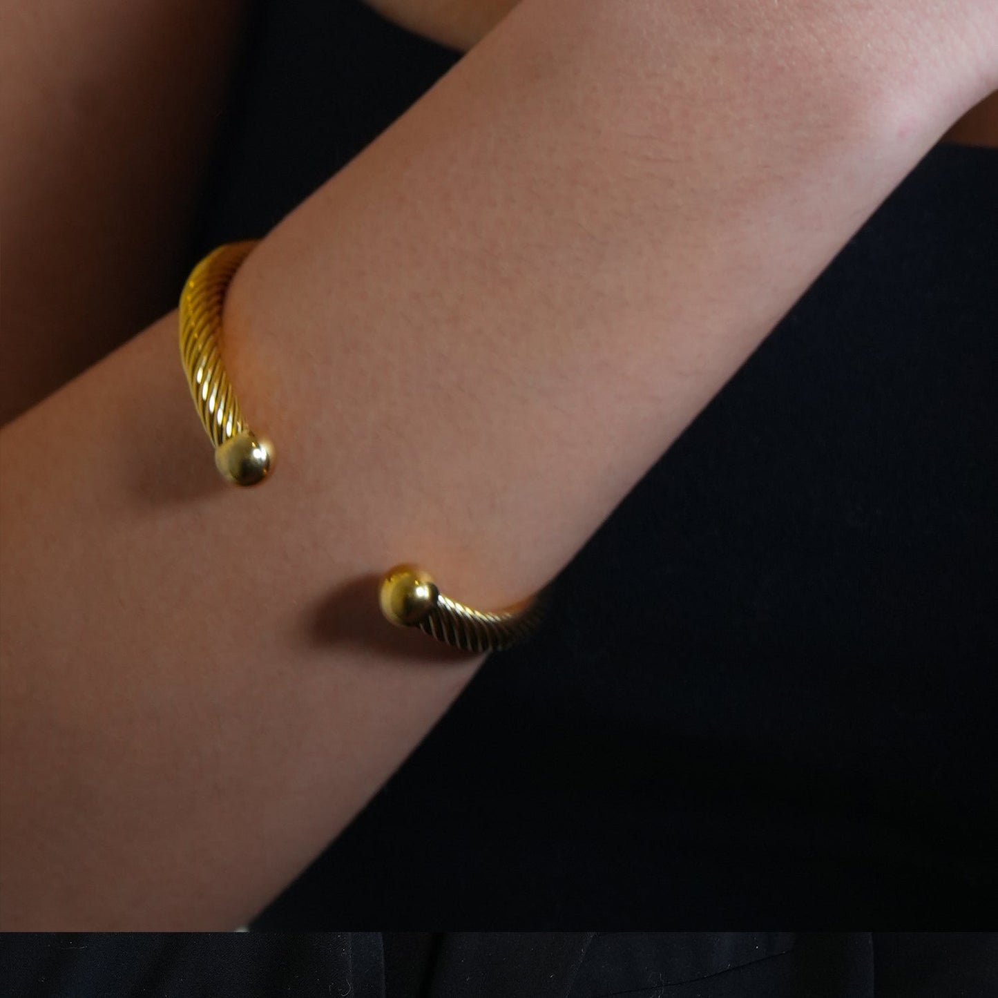 GOCHAR : Élégance contemporaine - Bracelet en or avec lignes de surface et perles