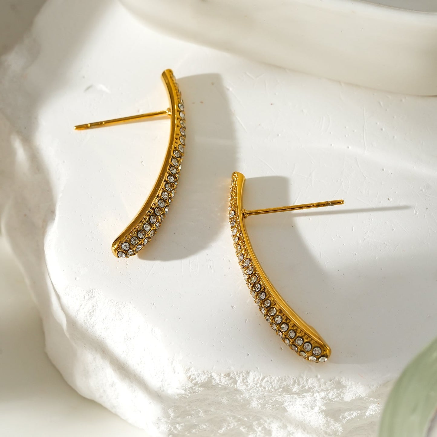Style HILO: Boucles d'oreilles clous incurvées pavées de zircones en argent
