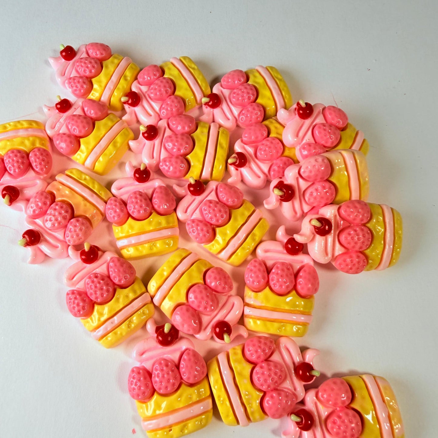 Breloques plates de gâteau aux fraises pour les loisirs créatifs