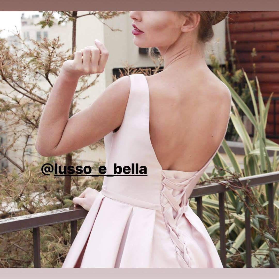 Robe courte de bal en taffetas à col en V profond et perles