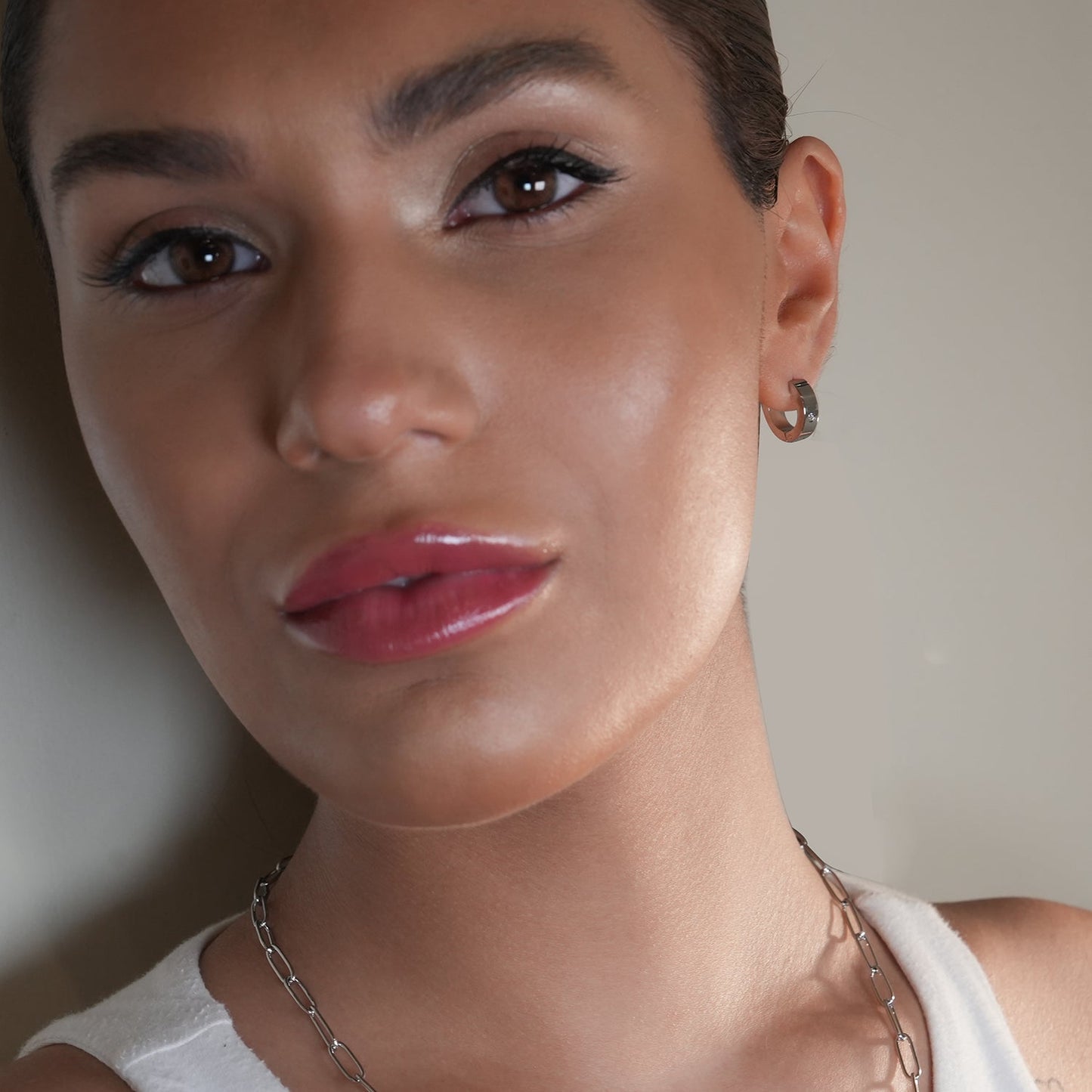 INIS : Petites boucles d'oreilles créoles avec un oxyde de zirconium solitaire en argent