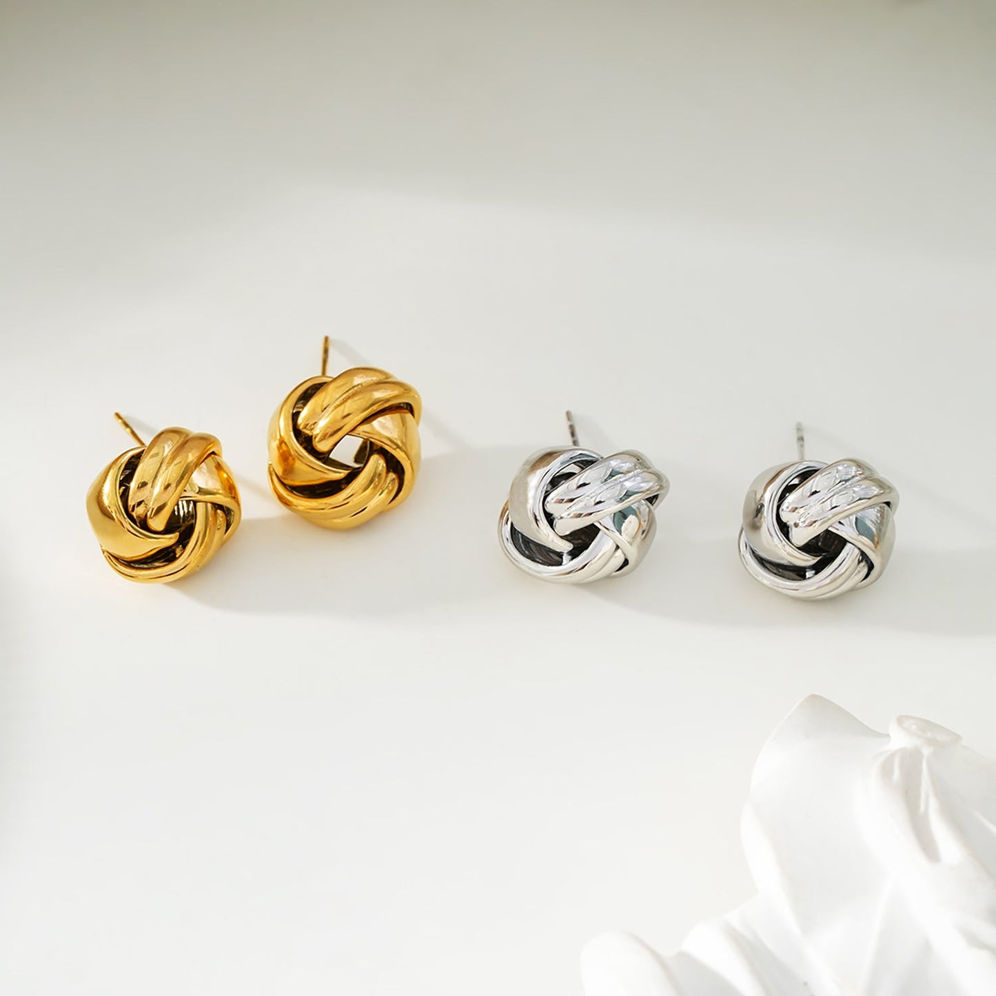 JATANI Or Blanc 18 carats Argenté : Boucles d'oreilles clous Nœud d'Amour Contemporain