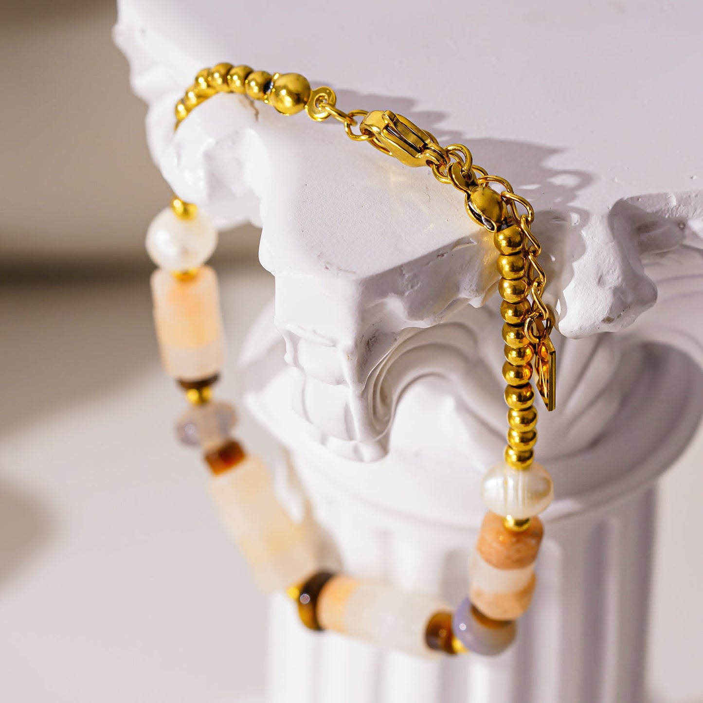JERASA : Bracelet en pierres de calcédoine, perles d'eau douce et perles dorées.