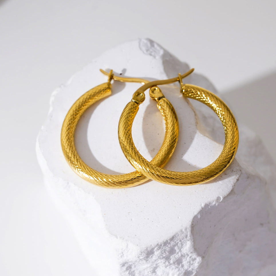 Créoles de jour comme de nuit JUNKA Gold : motif tressé de largeur moyenne