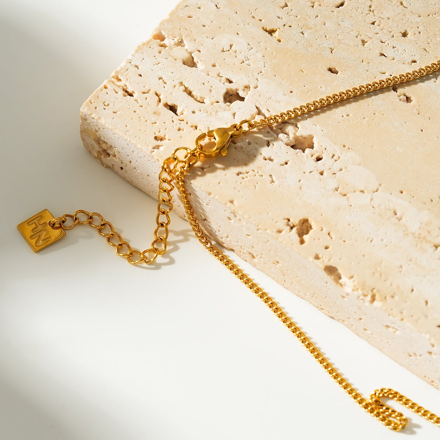 Collier KALPI : Chaîne perlée en billes et oxyde de zirconium, couleur or