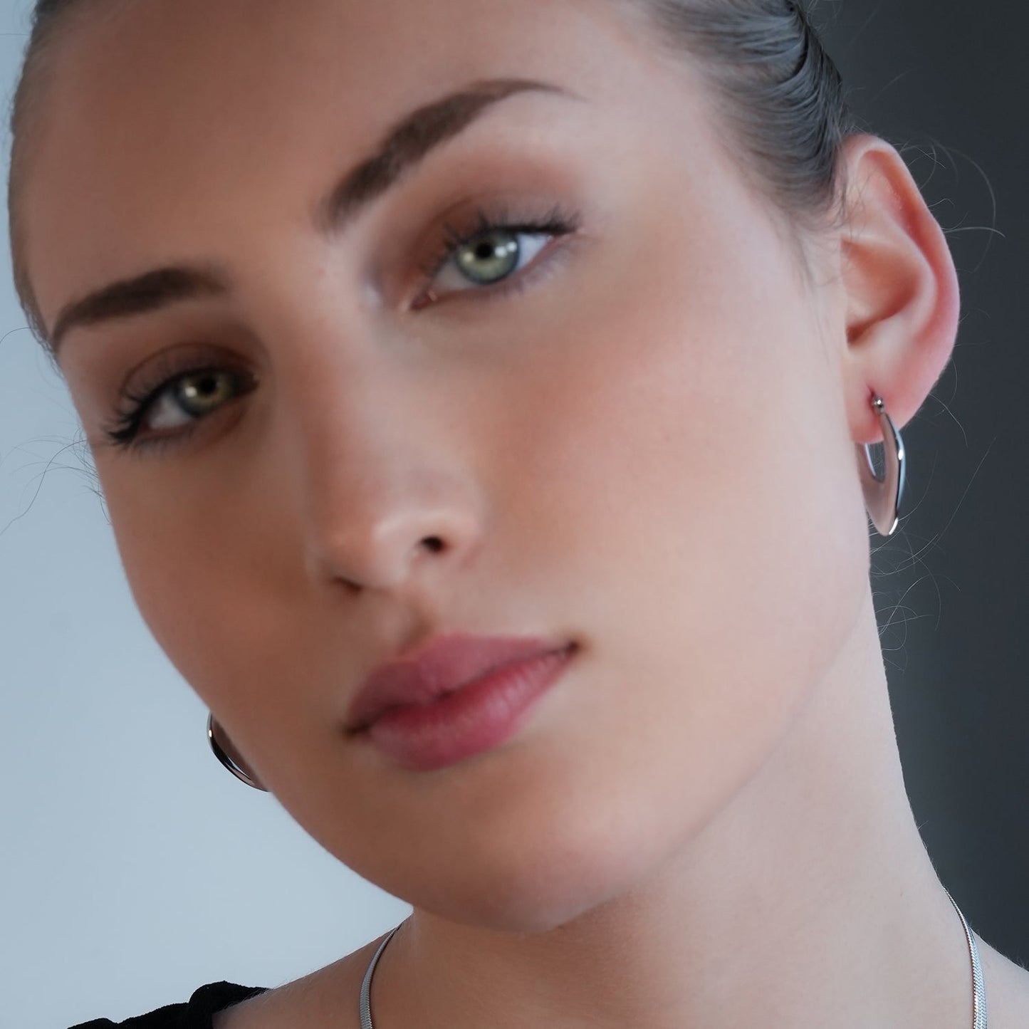 KAMIRA Or Blanc (tonalité argentée) : Boucles d'oreilles créoles géométriques asymétriques