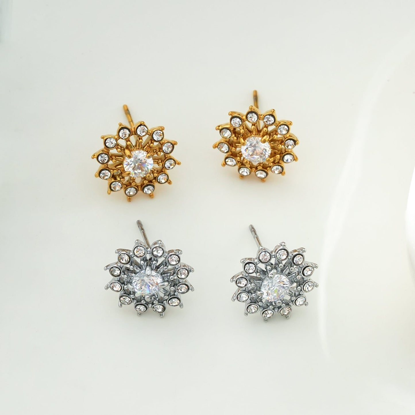 Or KERELA : Boucles d'oreilles clous étincelantes en oxyde de zirconium (CZ)