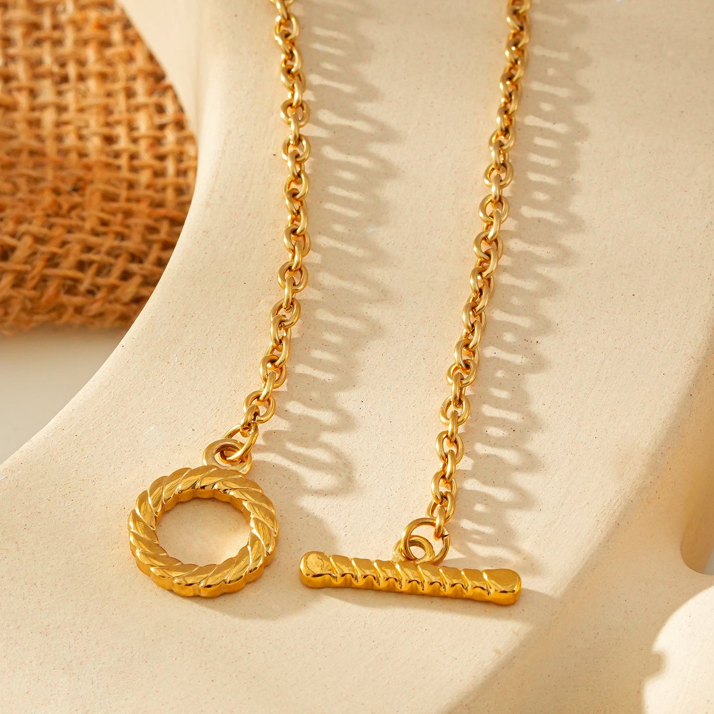 KETCHIGAN Or : Collier avec chaîne classique et pendentif barre en T et anneau texturés