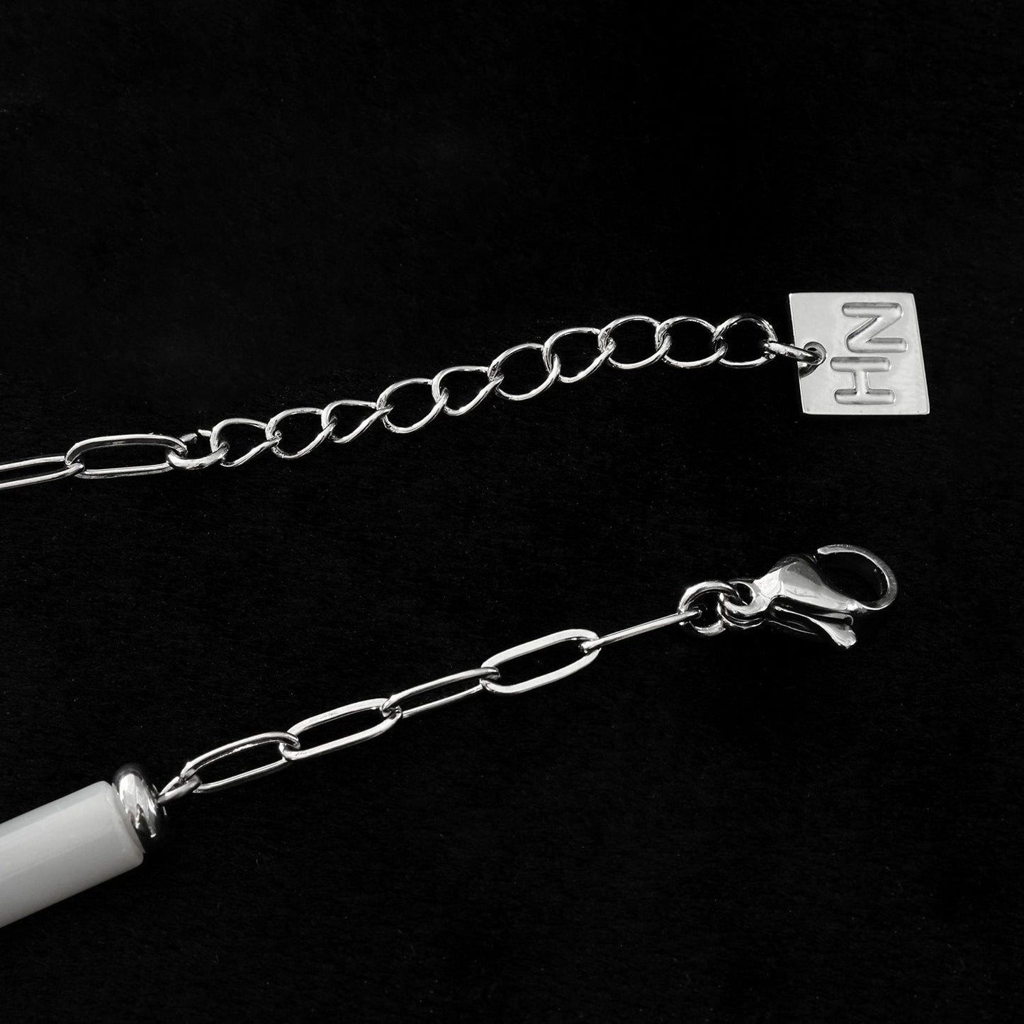 LAGUNA Argent (Or Blanc) : Bracelet mini-chaîne trombone avec perles cylindriques en coquillage naturel