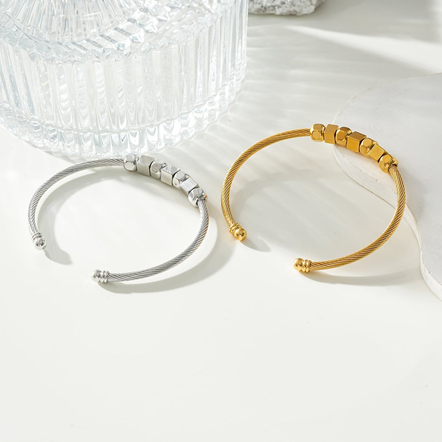 Style MALDONA : Bracelet Chic Industriel avec Perles Rondes et Carrées Dorées