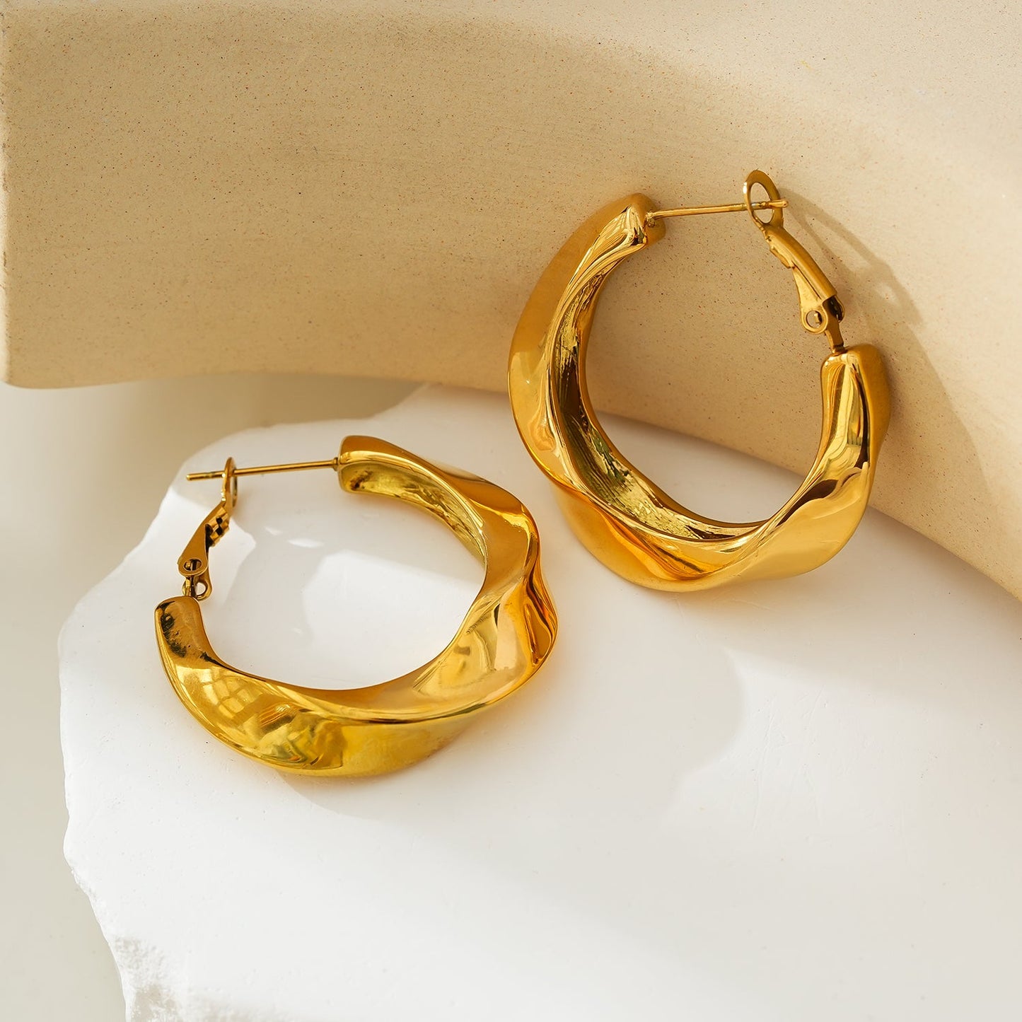 Boucles d'oreilles créoles abstraites sculptées MARFA Gold