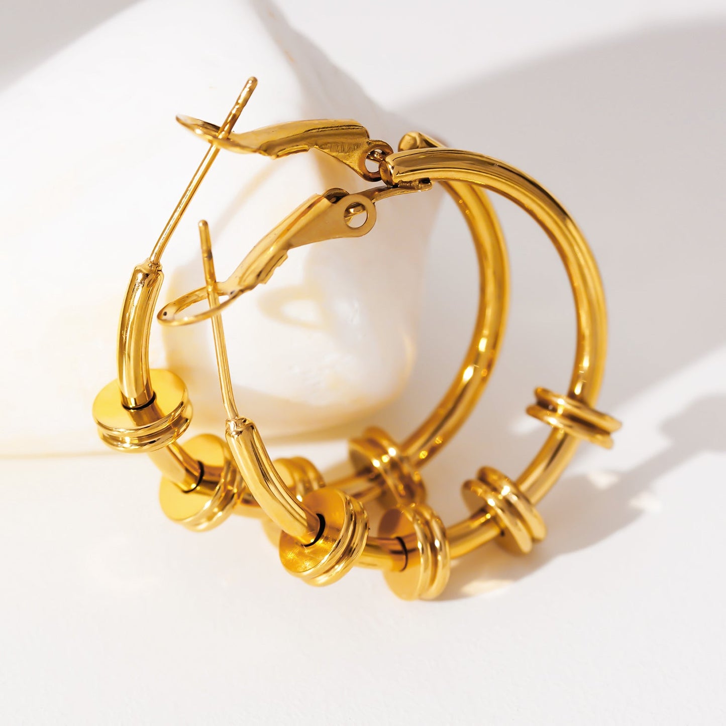MINATO : Boucles d'oreilles créoles modernistes, socle de doubles disques industriels chics.