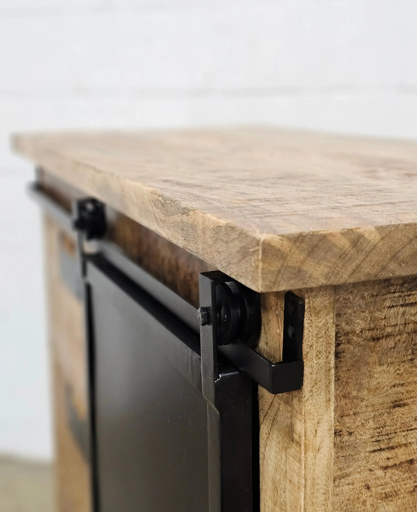 Commode Raven en bois de manguier avec porte coulissante en acier noir