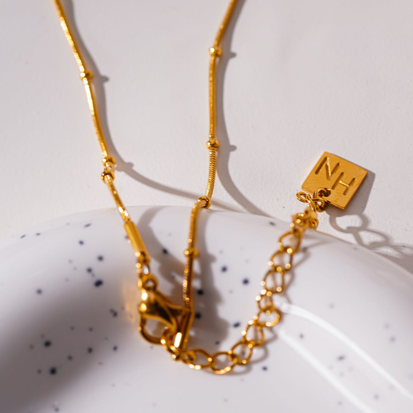 NAZINGA : Pendentif en agate dentelle fixé sur un collier chaîne texturé peau de serpent perlée