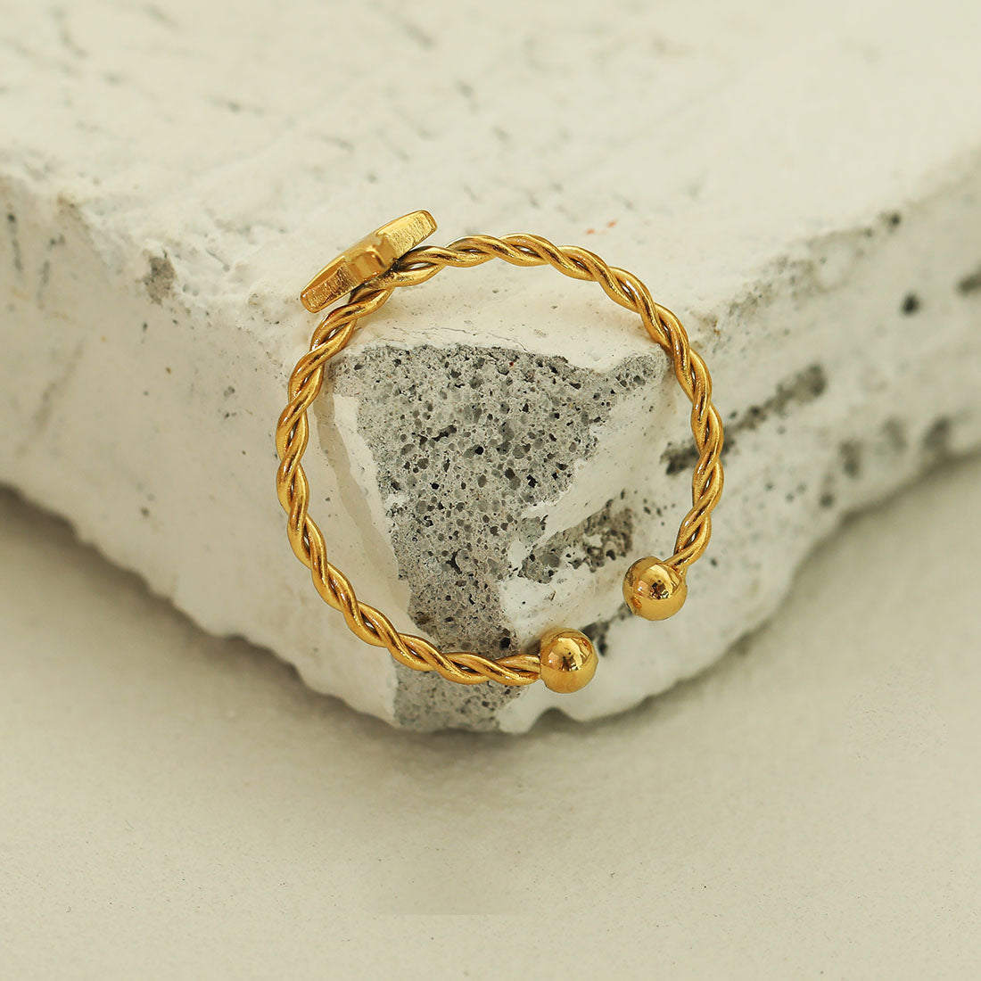 NICOLE Gold : Bague texturée avec étoile à quatre branches en son centre
