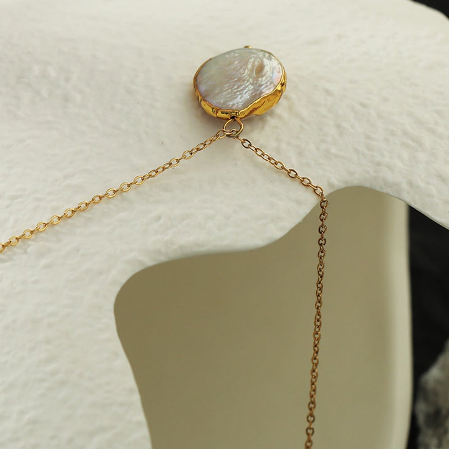 NOEMI: Collier chaîne avec pendentif perle d'eau douce sertie