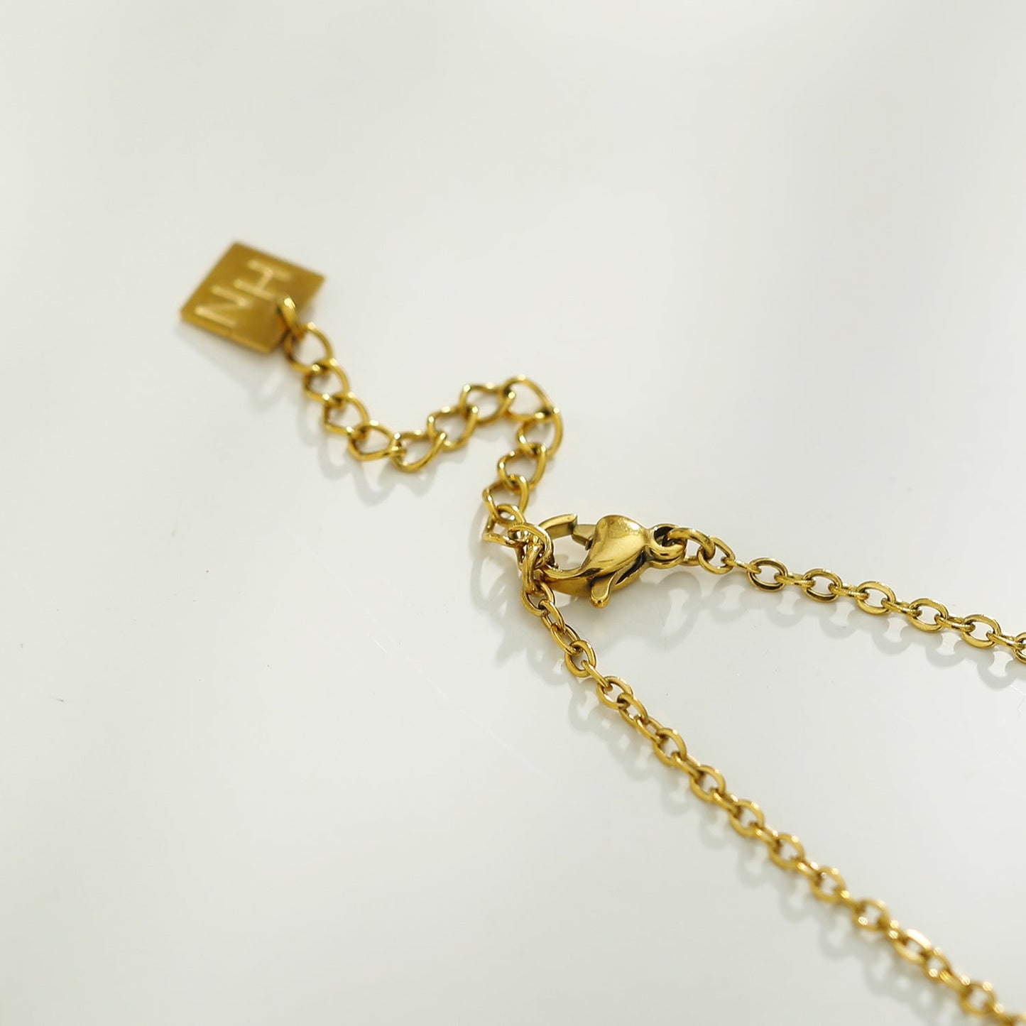RUBAN : Pendentif Ruban Combattant le Cancer avec Zircone Pavée Dorée