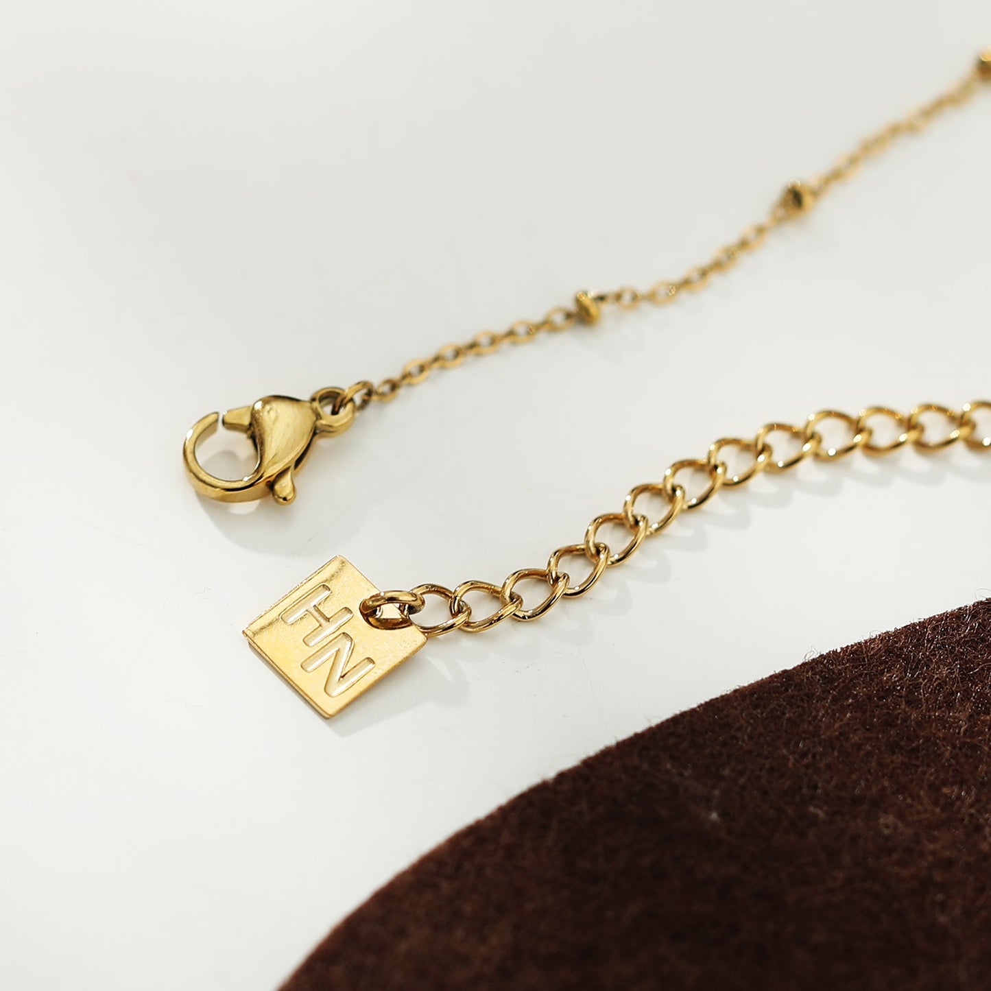 Chaîne KIMI dorée à billes avec pendentif délicat en zirconia serti pavé
