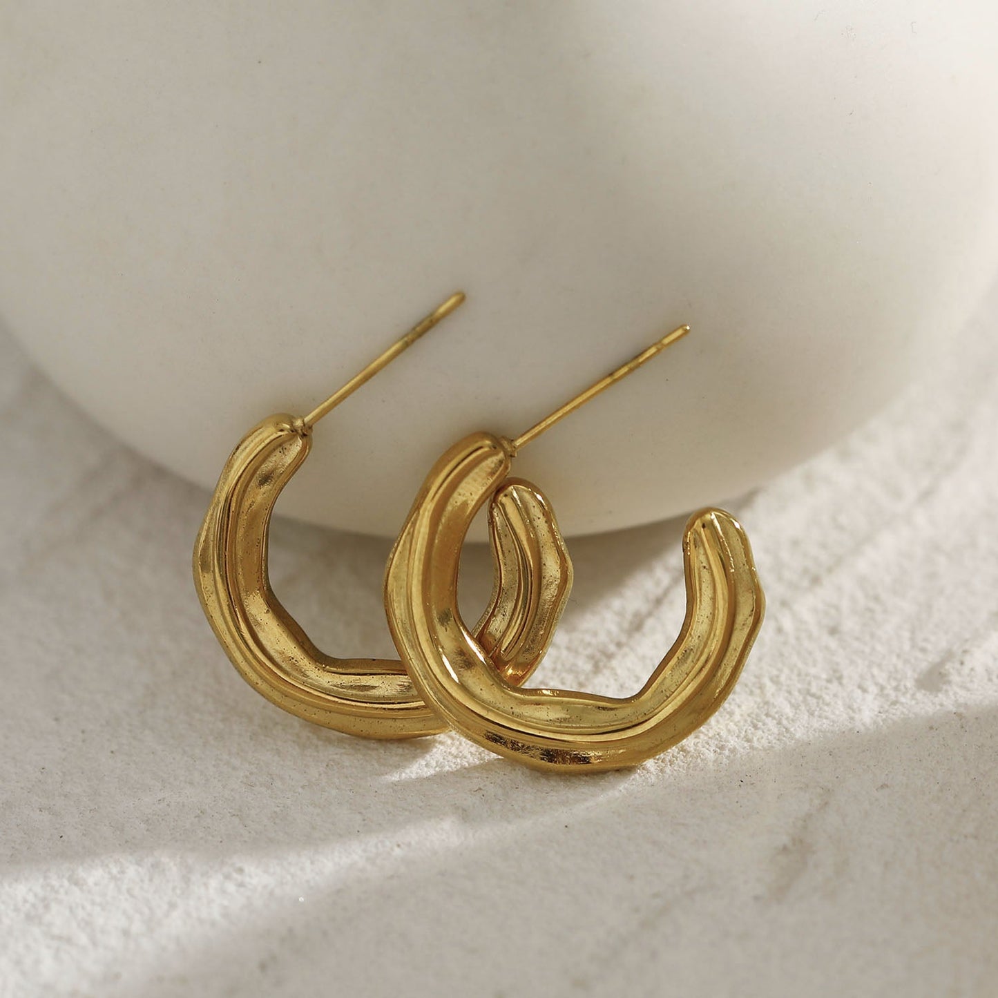 BACOLA: Boucles d'oreilles créoles Lignes sculptées