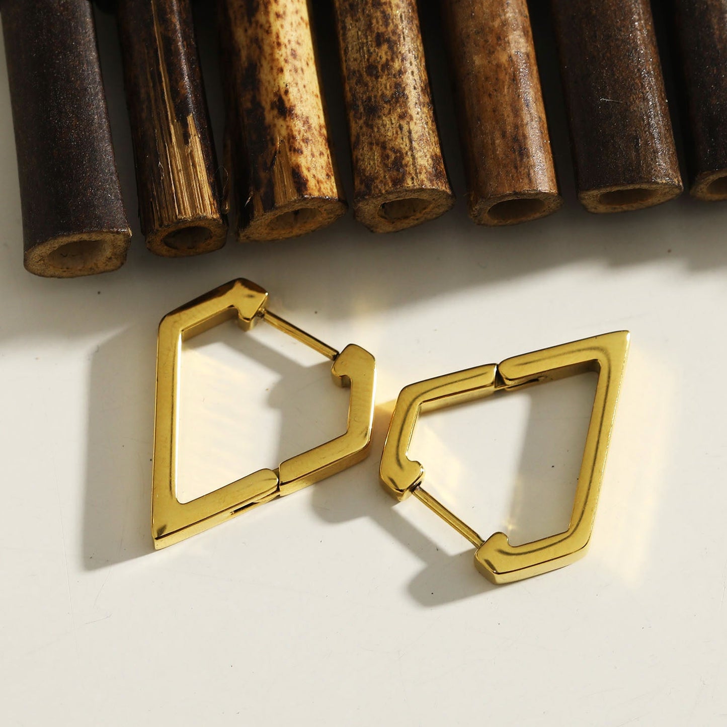 CAGLIARI: Boucles d'oreilles créoles contemporaines en forme de triangle en or