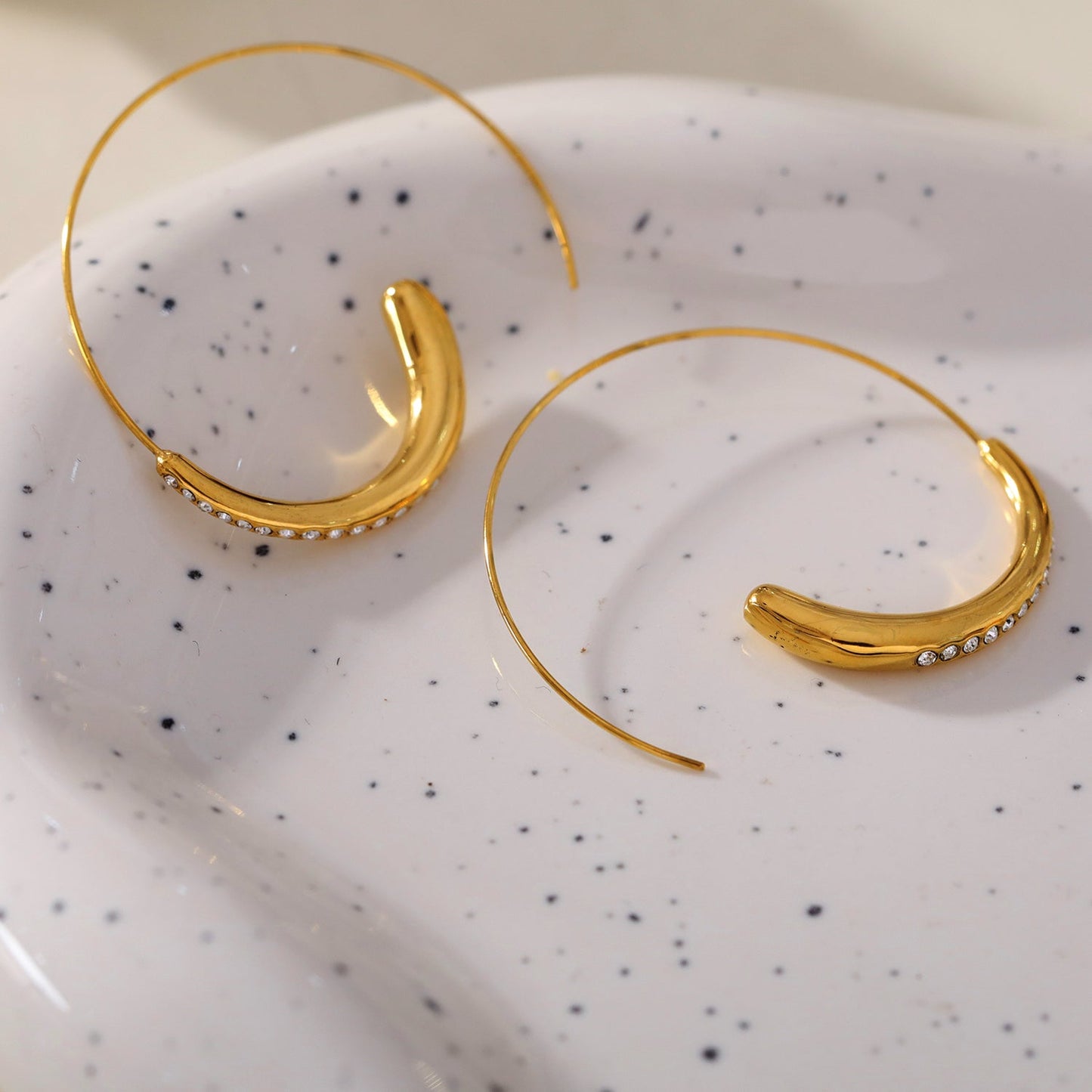 LYSSA : Boucles d'oreilles créoles géométriques - Élégance incurvée avec éclats de zircone