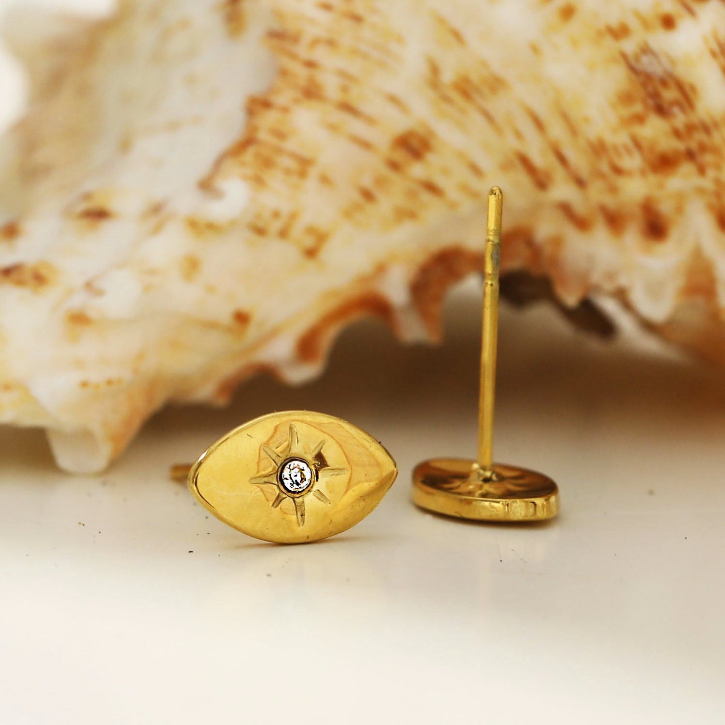 TINDRA : Boucles d'oreilles clous ovales en or avec un solitaire en zircone