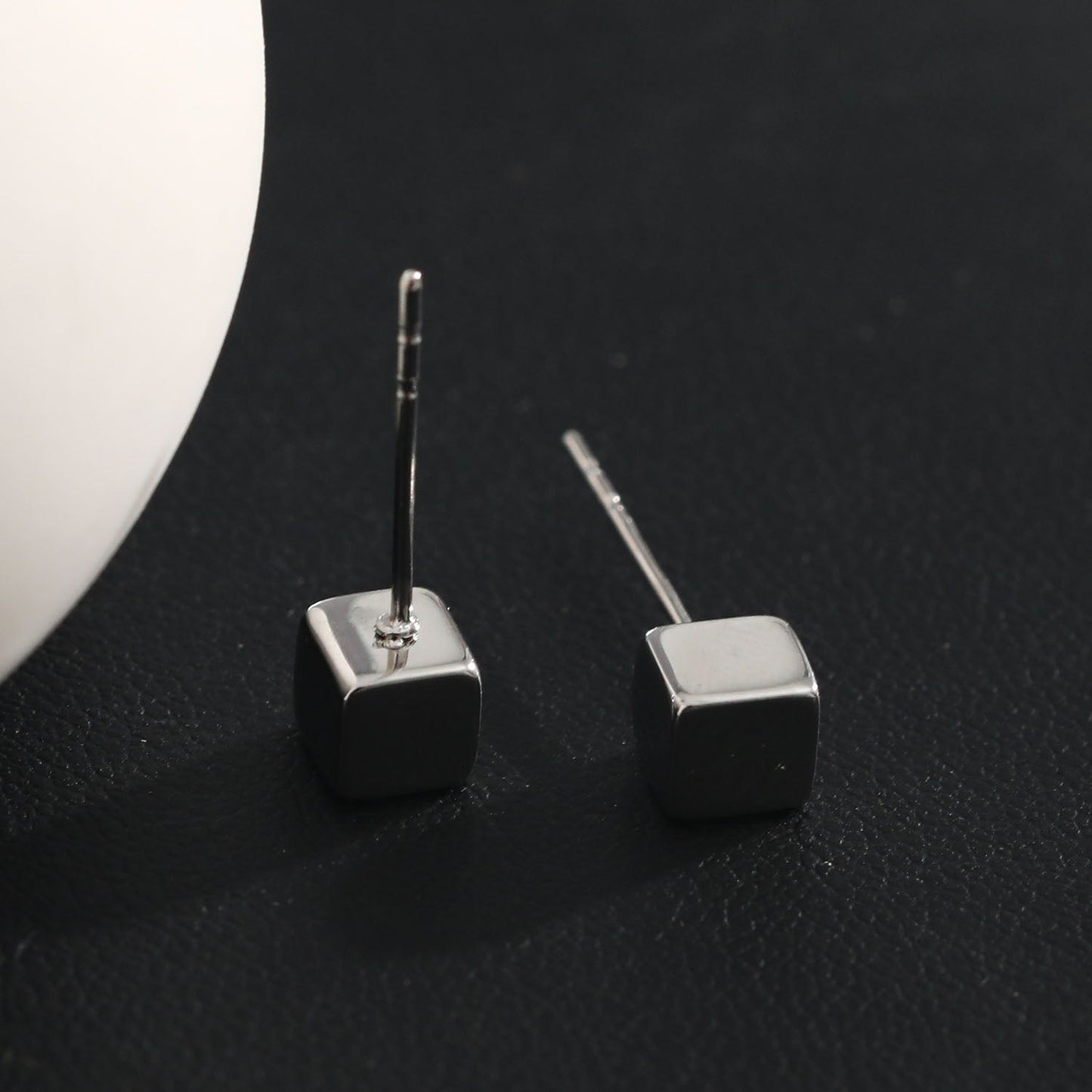 Style SYNNE : Clous d'oreilles minimalistes carrés en perles dorées et argentées