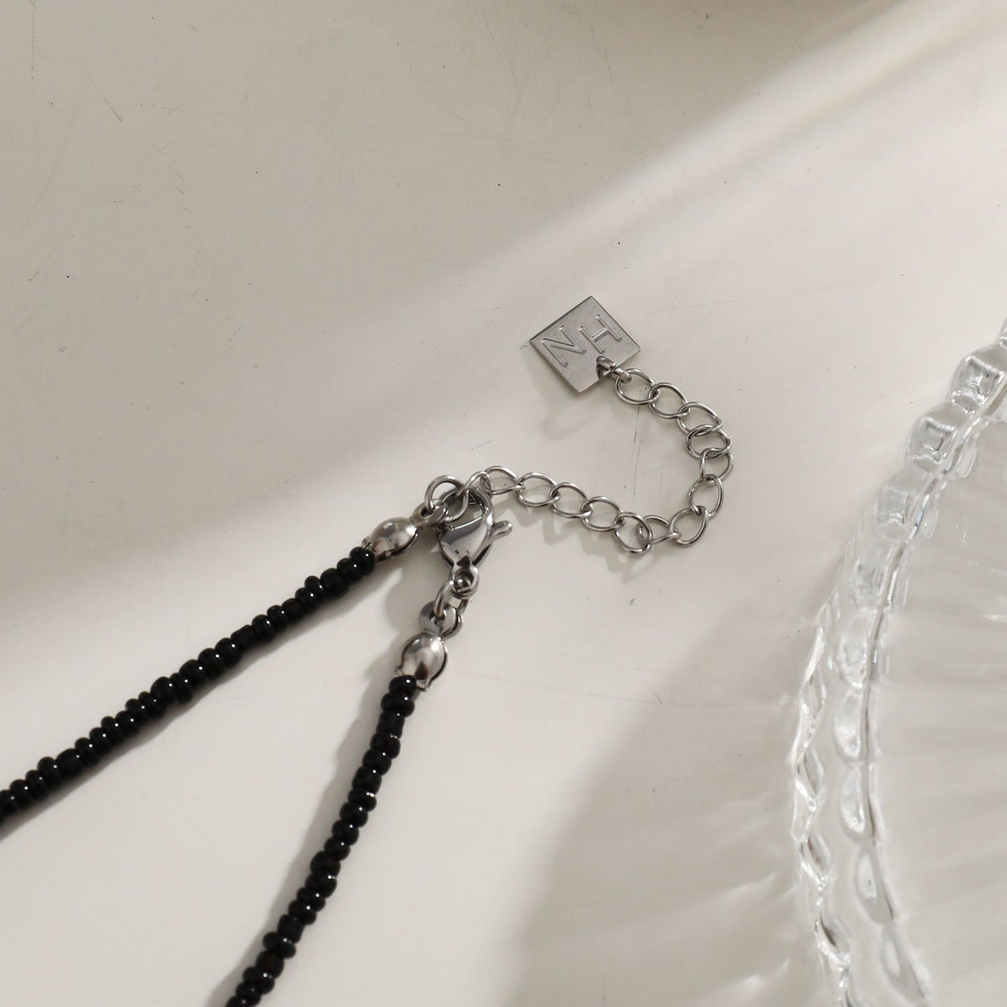 RITA Collier chaîne perlé noir et argent avec pendentif dent argent gravé