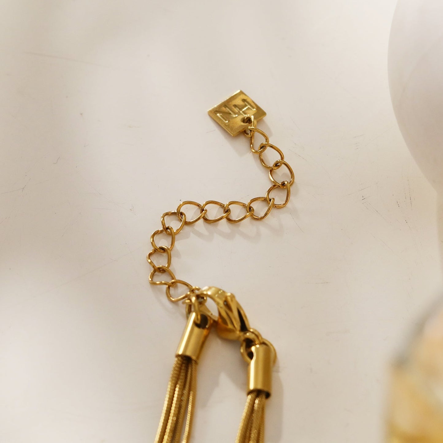 AVEZZANO Gold : Collier multirangs texturé peau de serpent - Élégance exquise