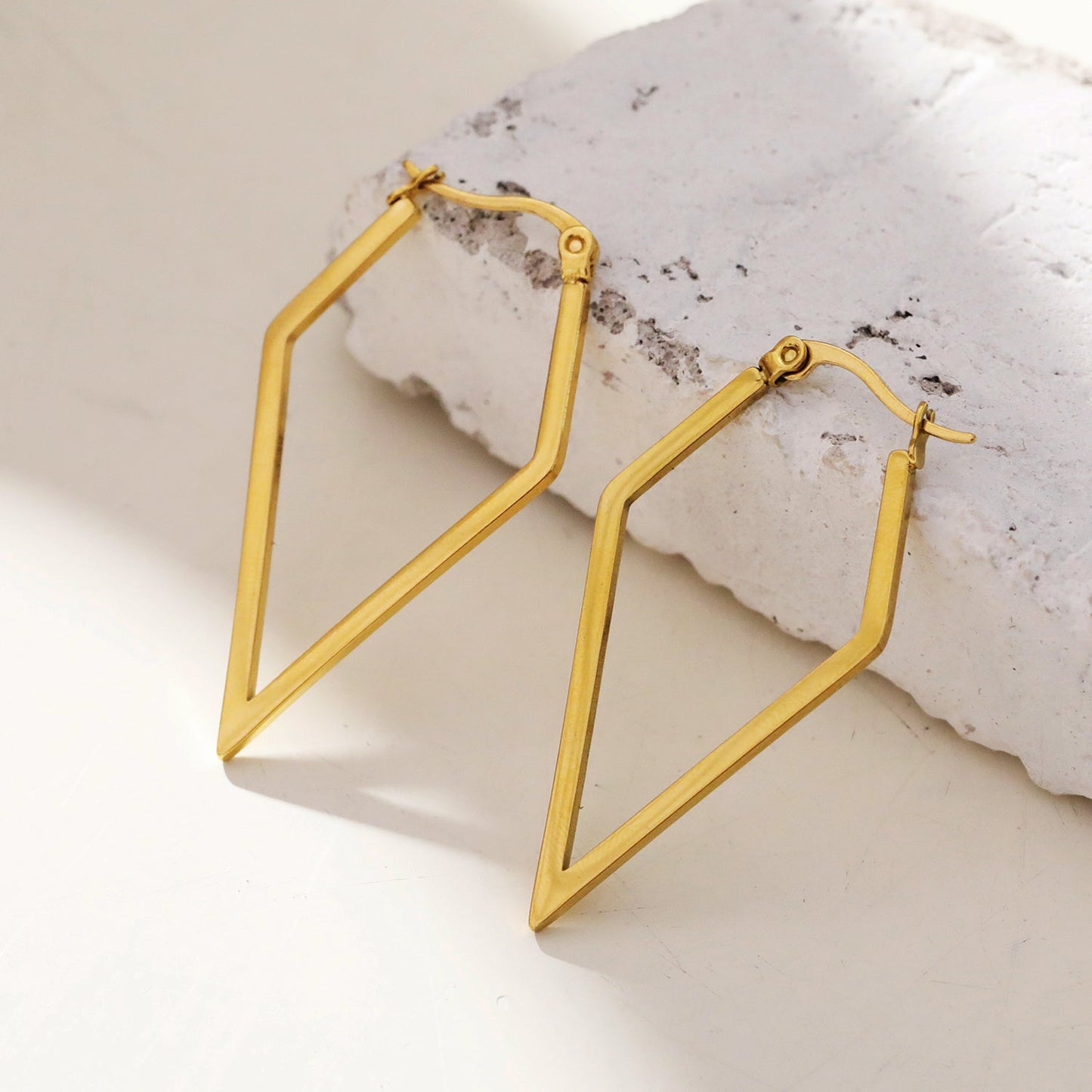 BRONTE : Boucles d'oreilles créoles contemporaines élégantes en forme de losange