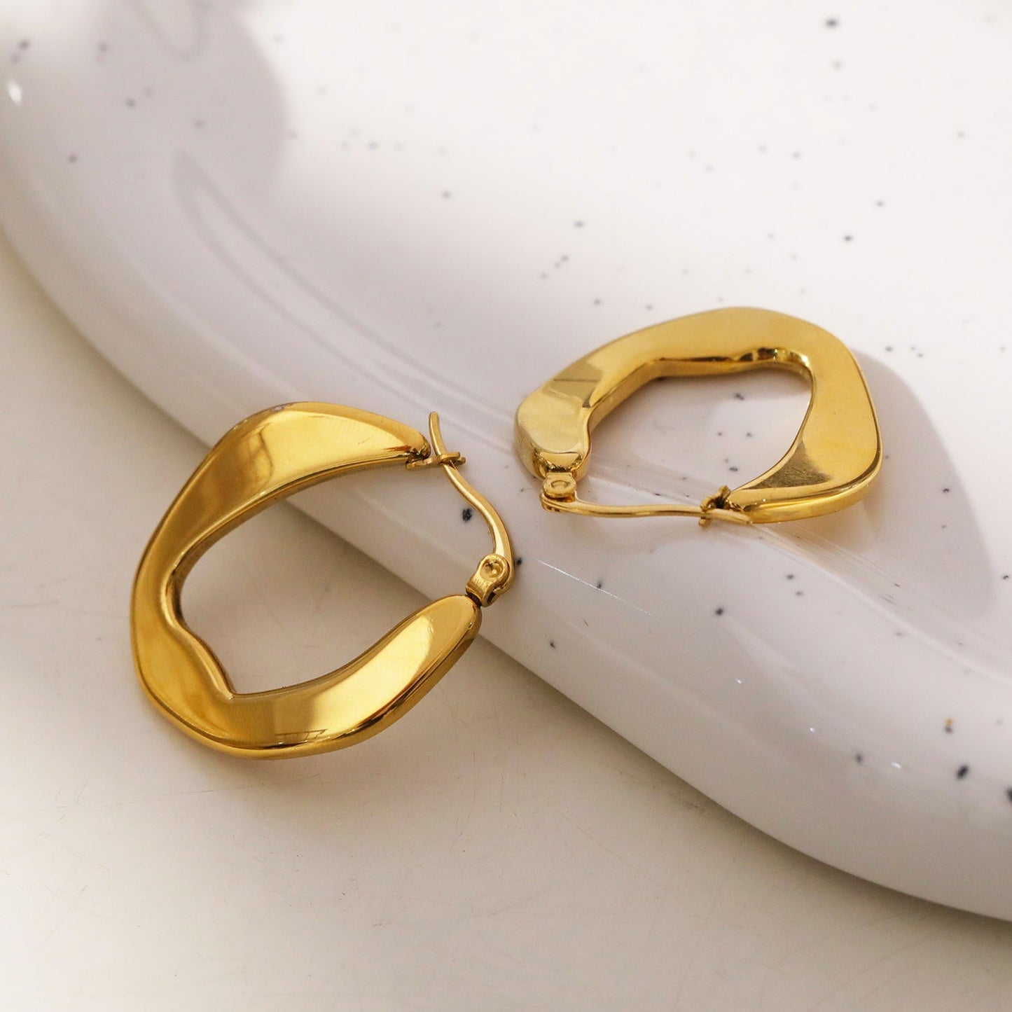 CALIXIA « Sophistication sculptée : Découvrez l'attrait des boucles d'oreilles créoles géométriques irrégulières ! ».