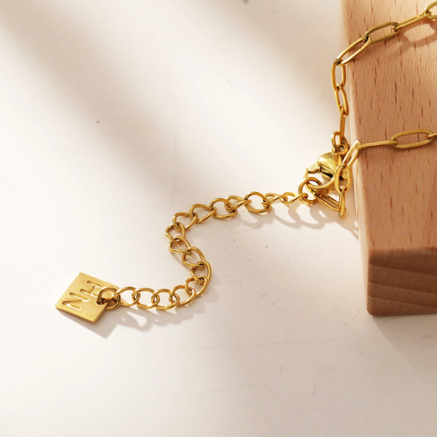 CHICALA : Collier à mailles trombone avec pendentif breloque ovale incrustée d'oxydes de zirconium