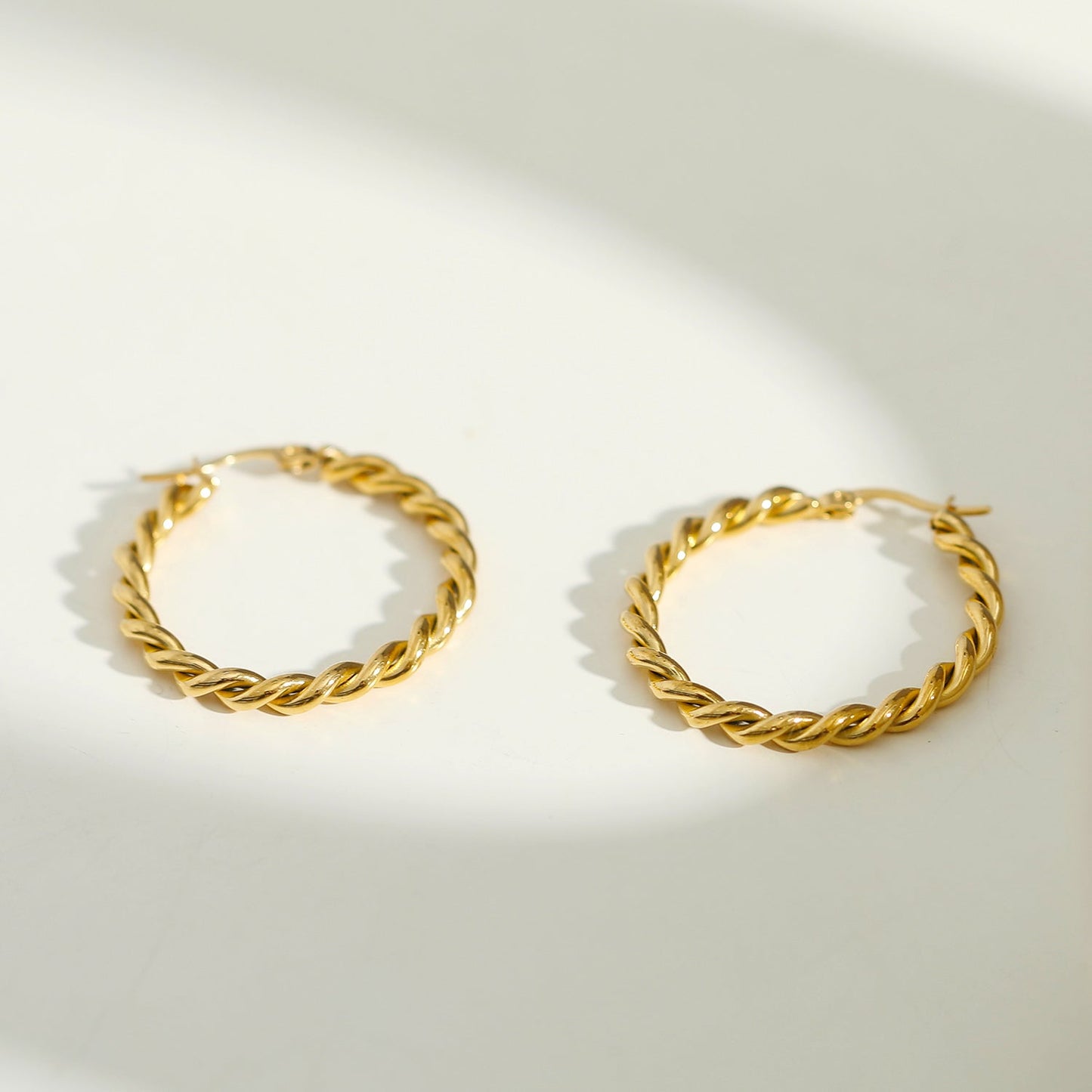Boucles d'oreilles créoles torsadées dorées SUKI